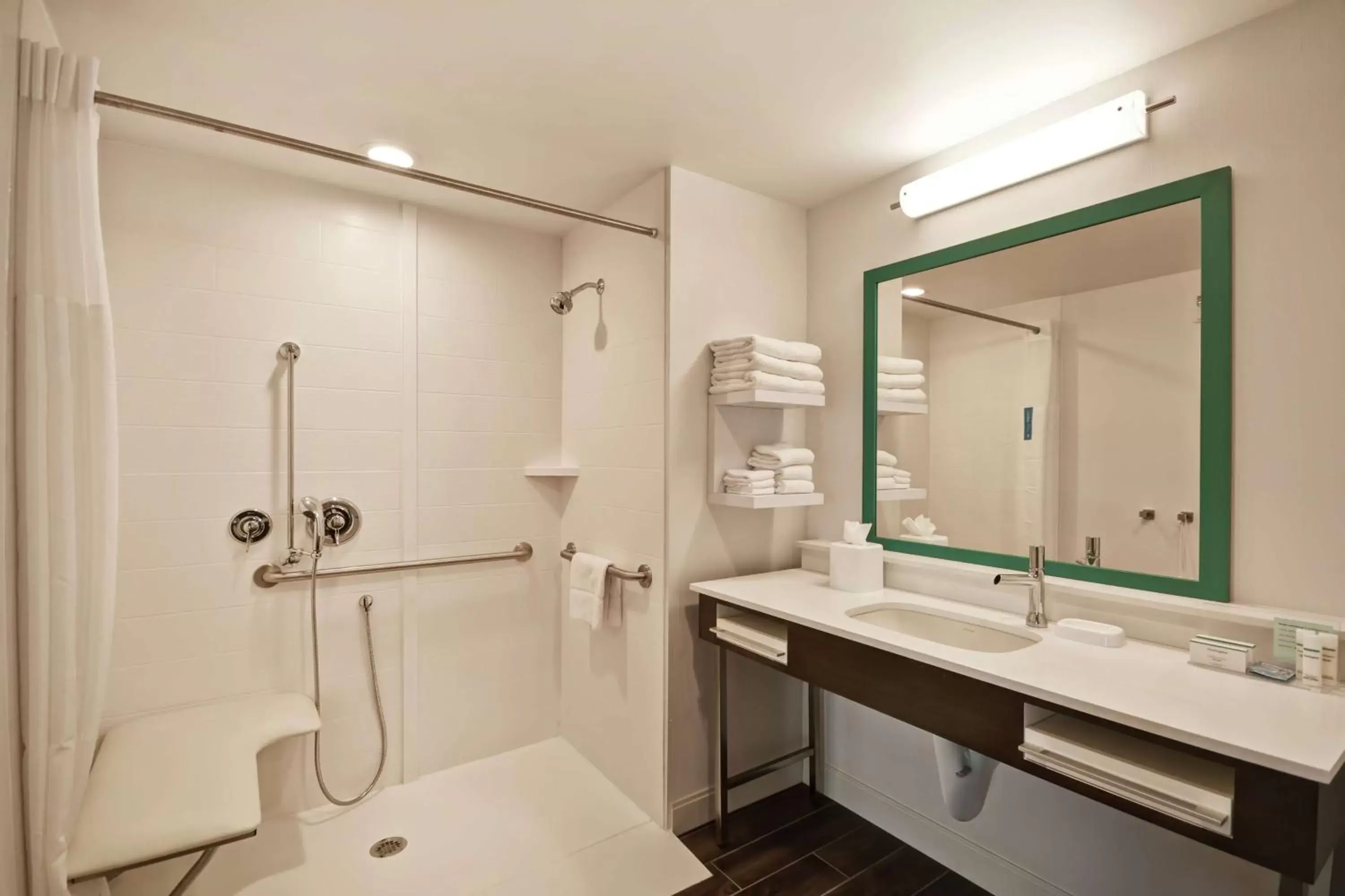 Bathroom in Hampton Inn Suites Grants Pass