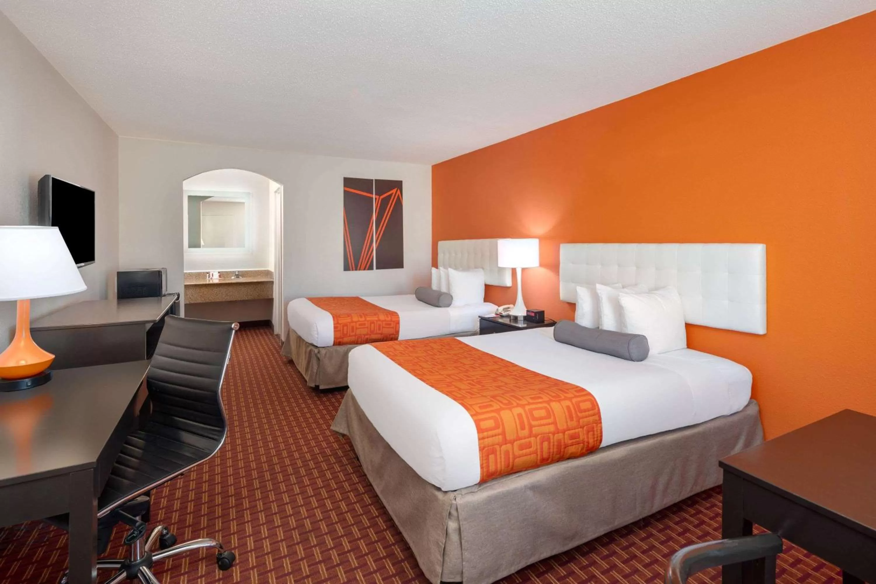 Photo of the whole room, Bed in Howard Johnson by Wyndham Rock Hill
