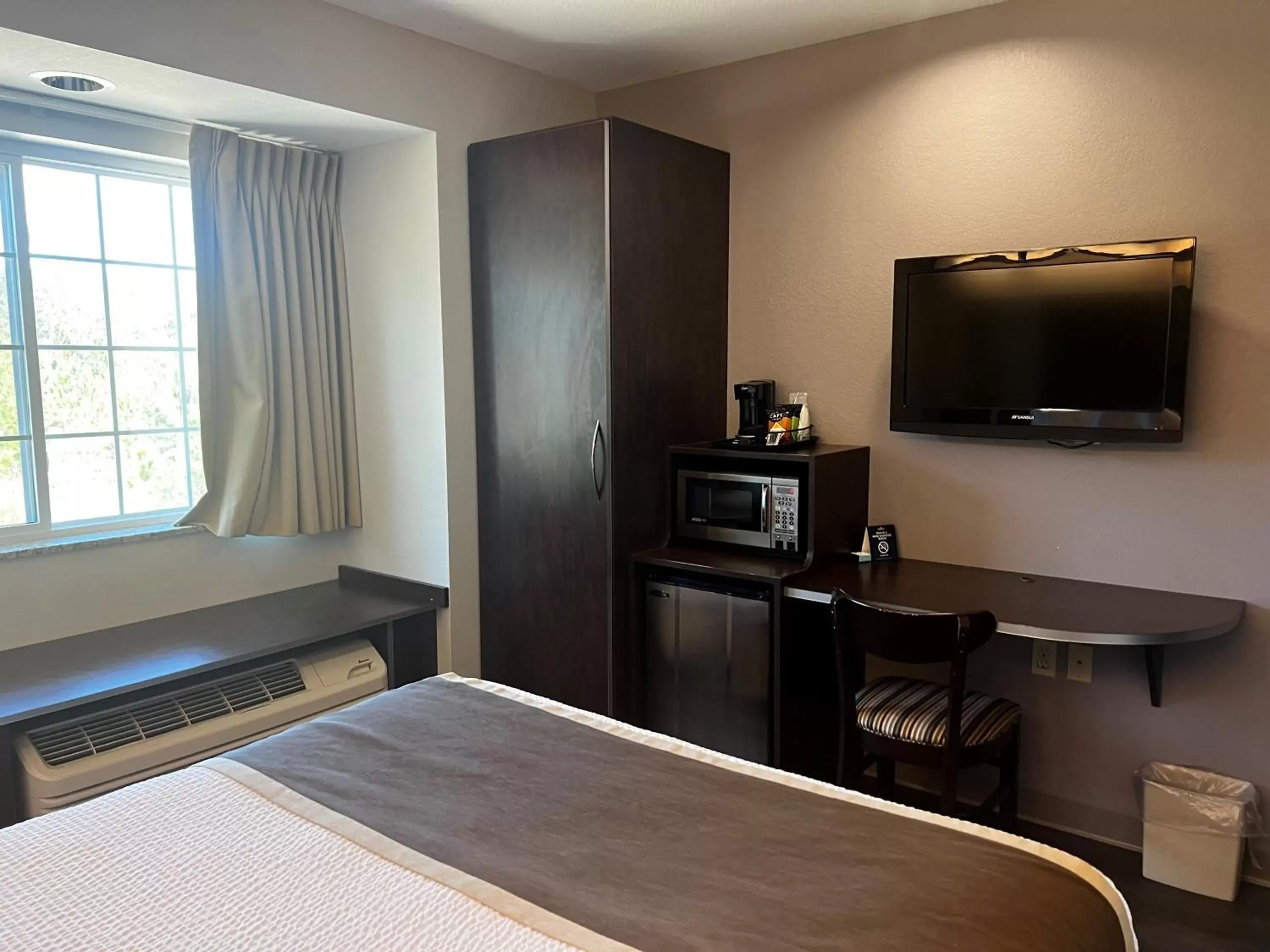 TV and multimedia, TV/Entertainment Center in Microtel Inn & Suites by Wyndham Pearl River/Slidell