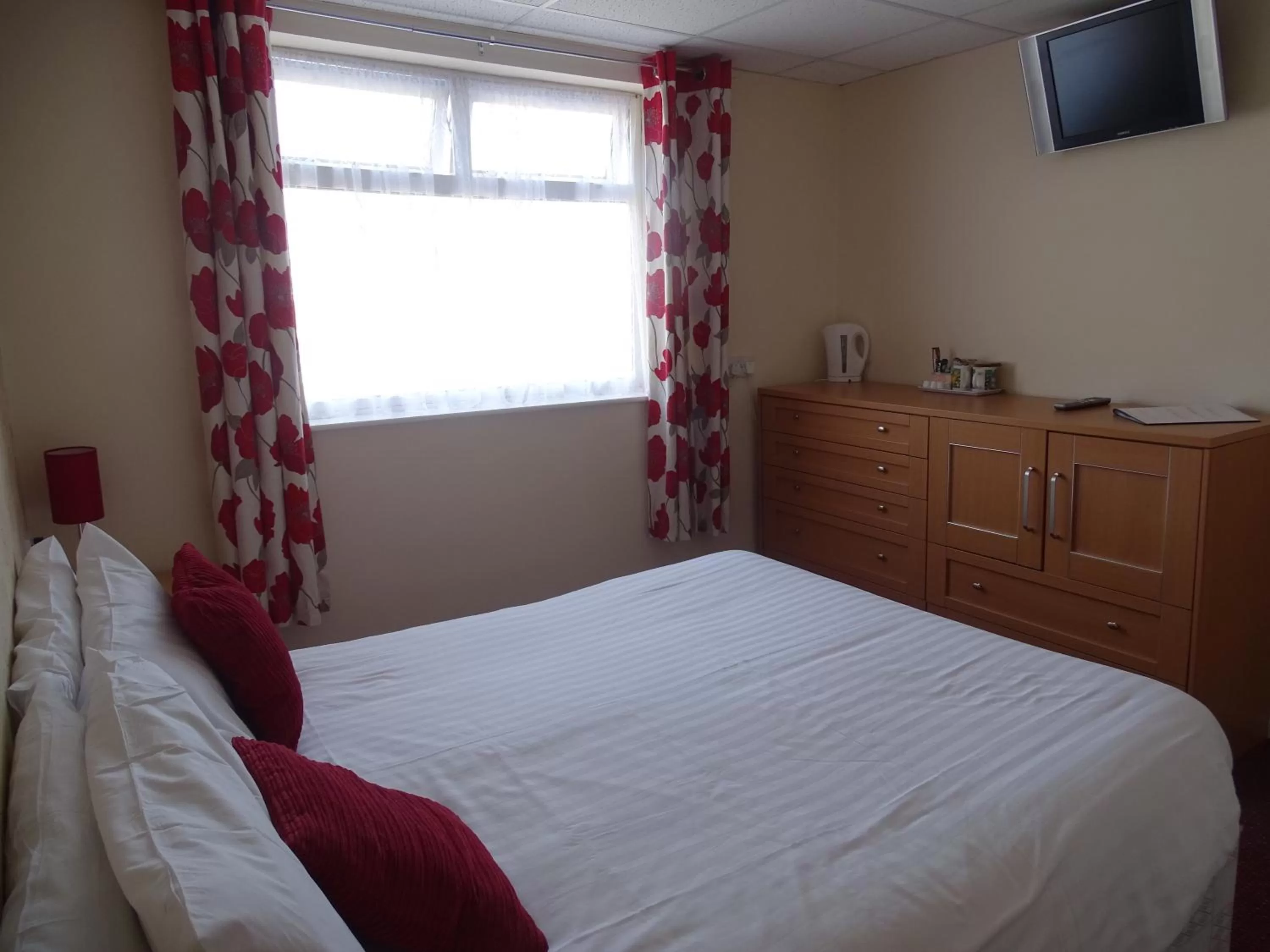 Bathroom, Bed in The Montclair