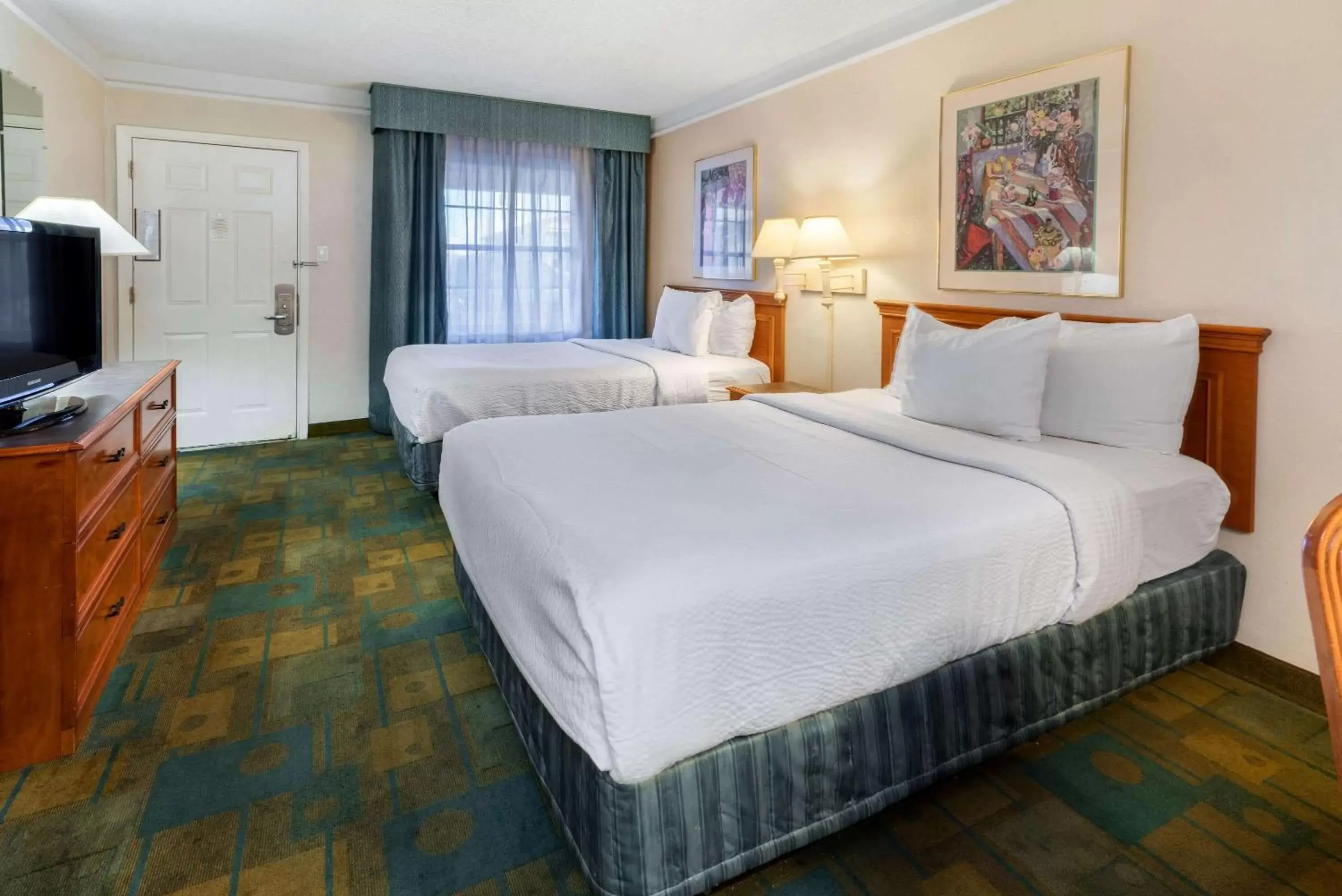 Photo of the whole room, Bed in La Quinta Inn by Wyndham Phoenix Thomas Road