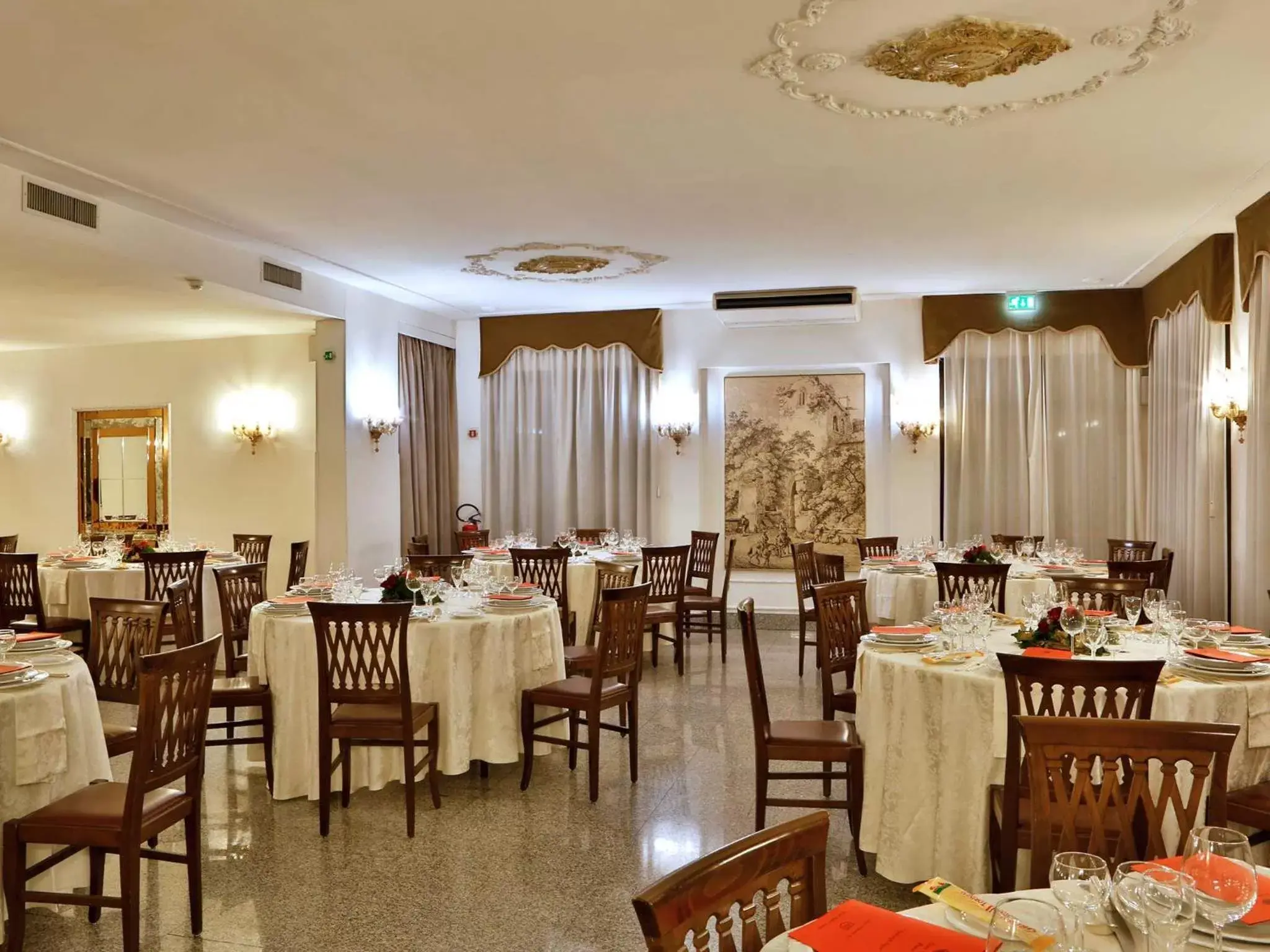 Restaurant/places to eat in Hotel Windsor Savoia Restaurant/places to eat in Hotel Windsor Savoia