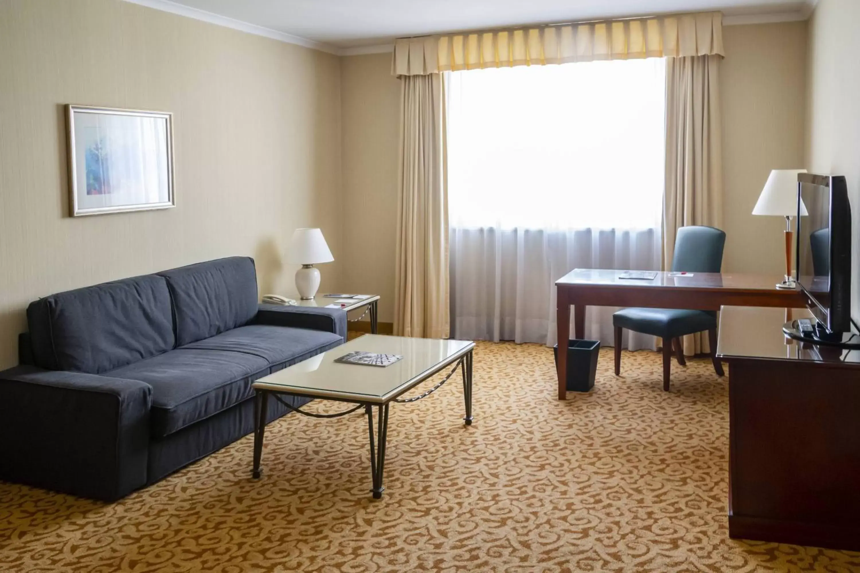 Living room, Seating Area in Paris Marriott Charles de Gaulle Airport Hotel