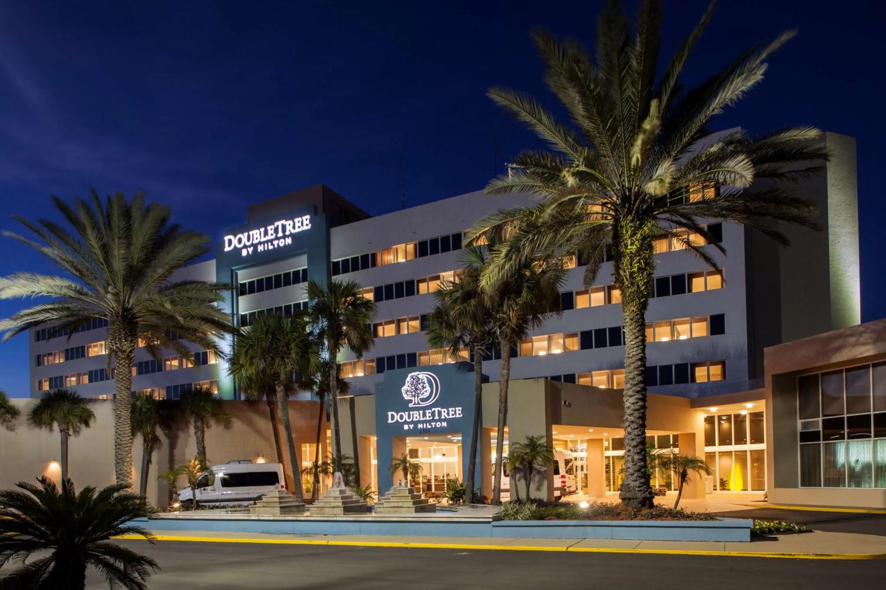 Property building in DoubleTree by Hilton Hotel Jacksonville Airport