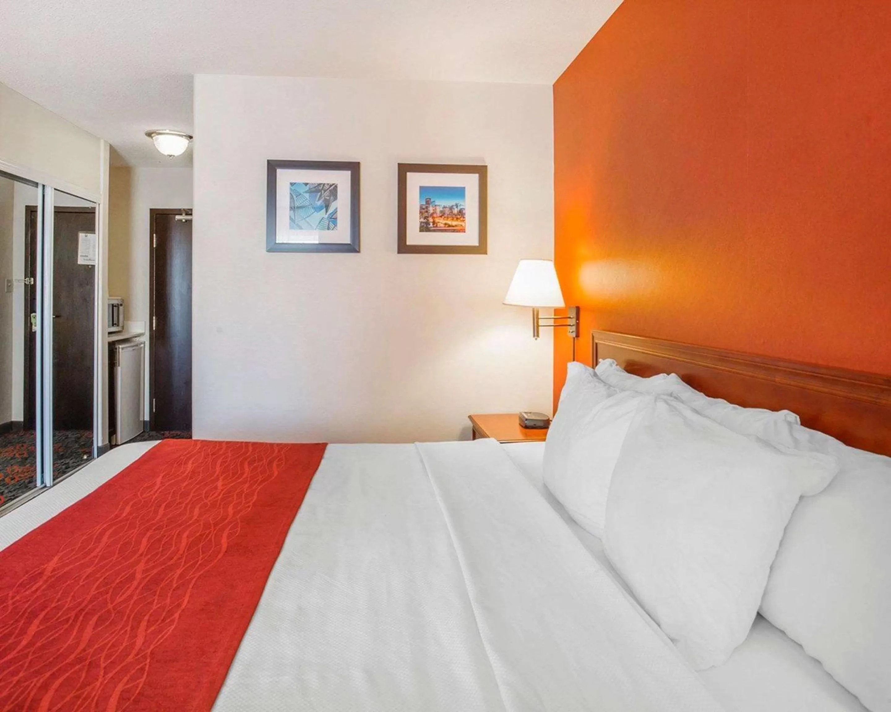 Photo of the whole room, Bed in Comfort Inn & Suites University