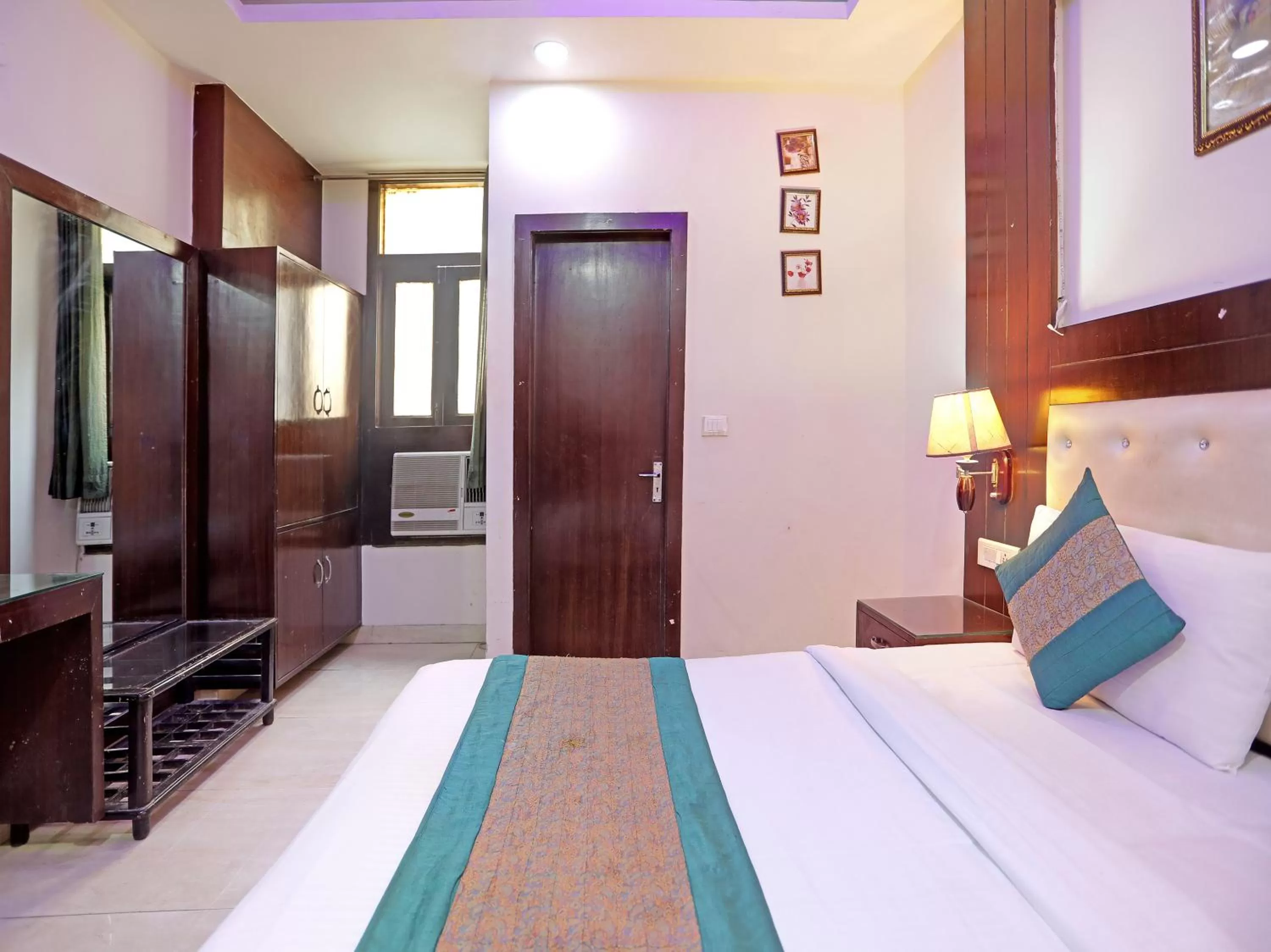 Bed in Hotel Tashkent Palace - Walk in from New Delhi Station & Metro Station