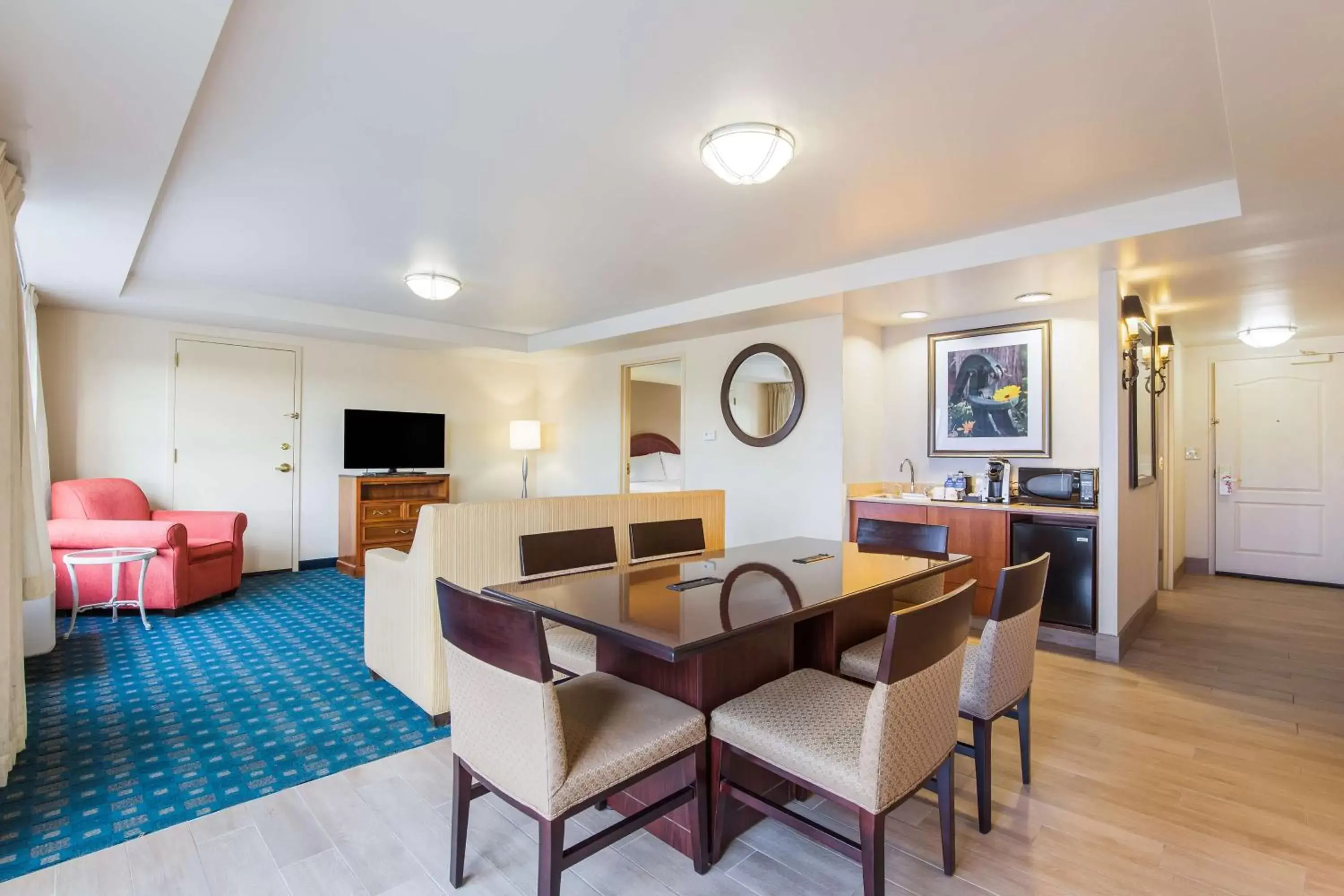 Living room, Dining Area in Hilton Garden Inn Suffolk Riverfront