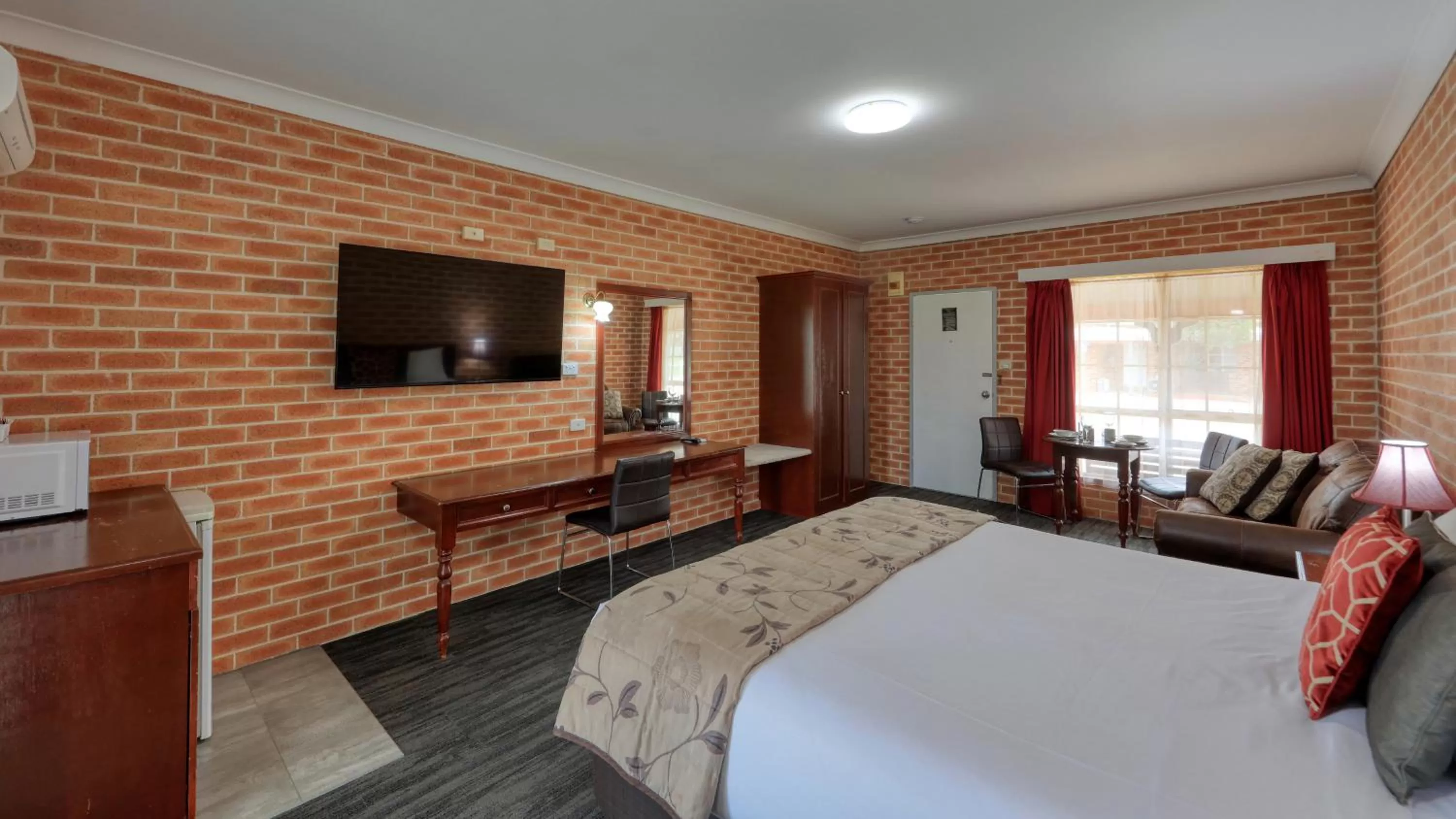 TV and multimedia, Bed in Country Gardens Motor Inn