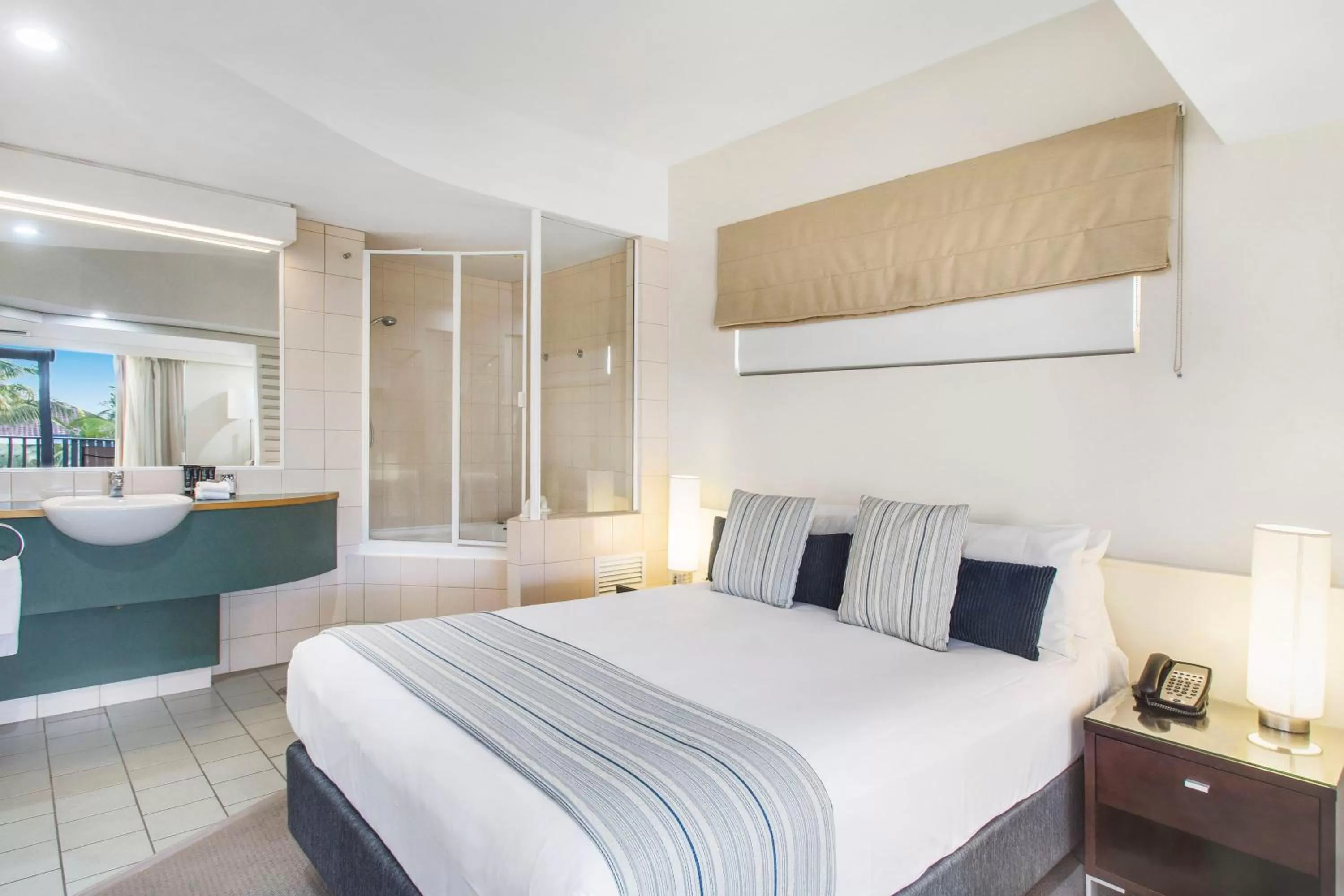 Bathroom, Bed in Mantra French Quarter Noosa