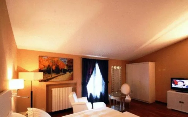 Decorative detail, Bed in Sangallo Hotel