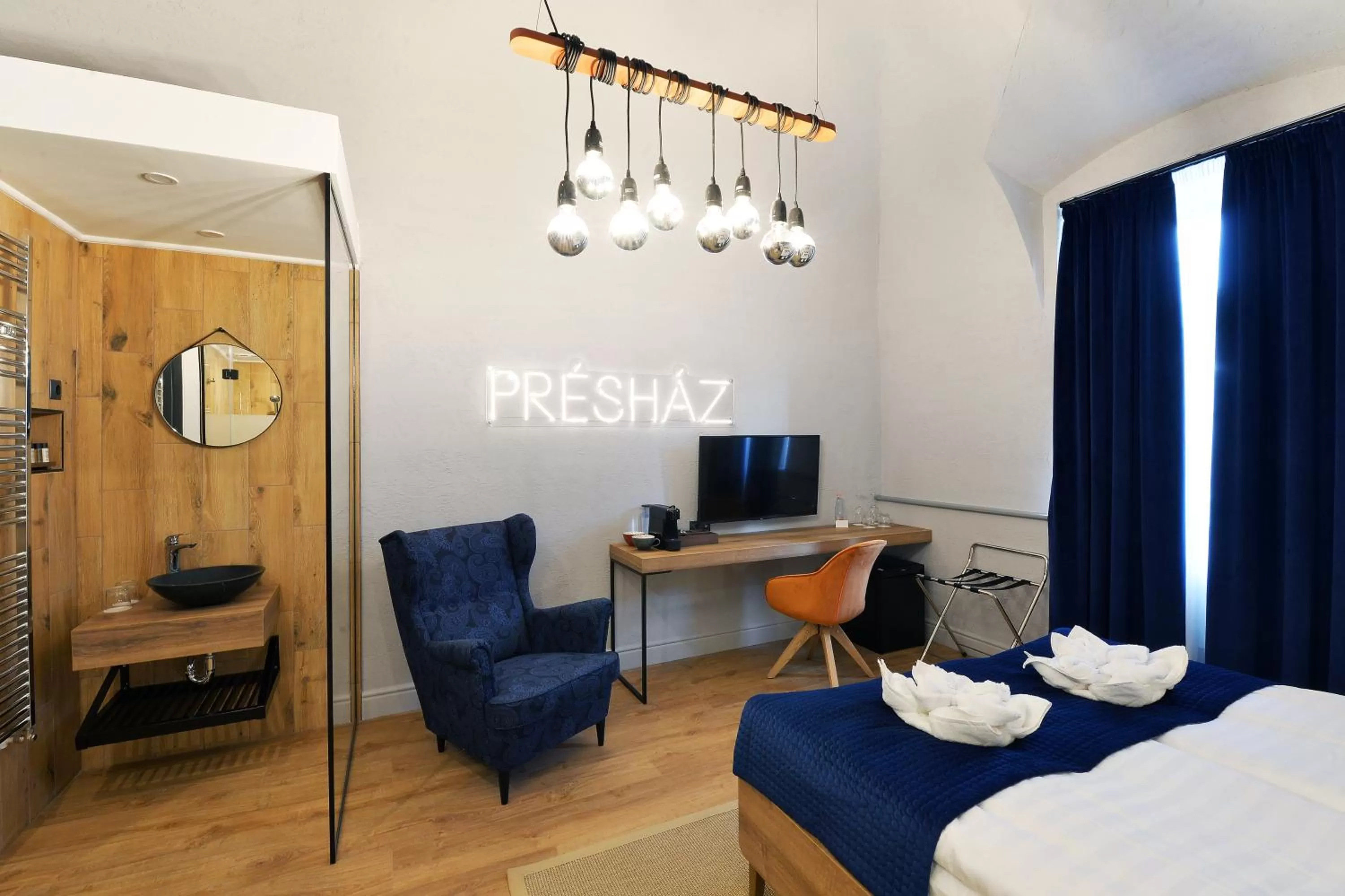 Bedroom, Bed in 1552 Boutique Hotel