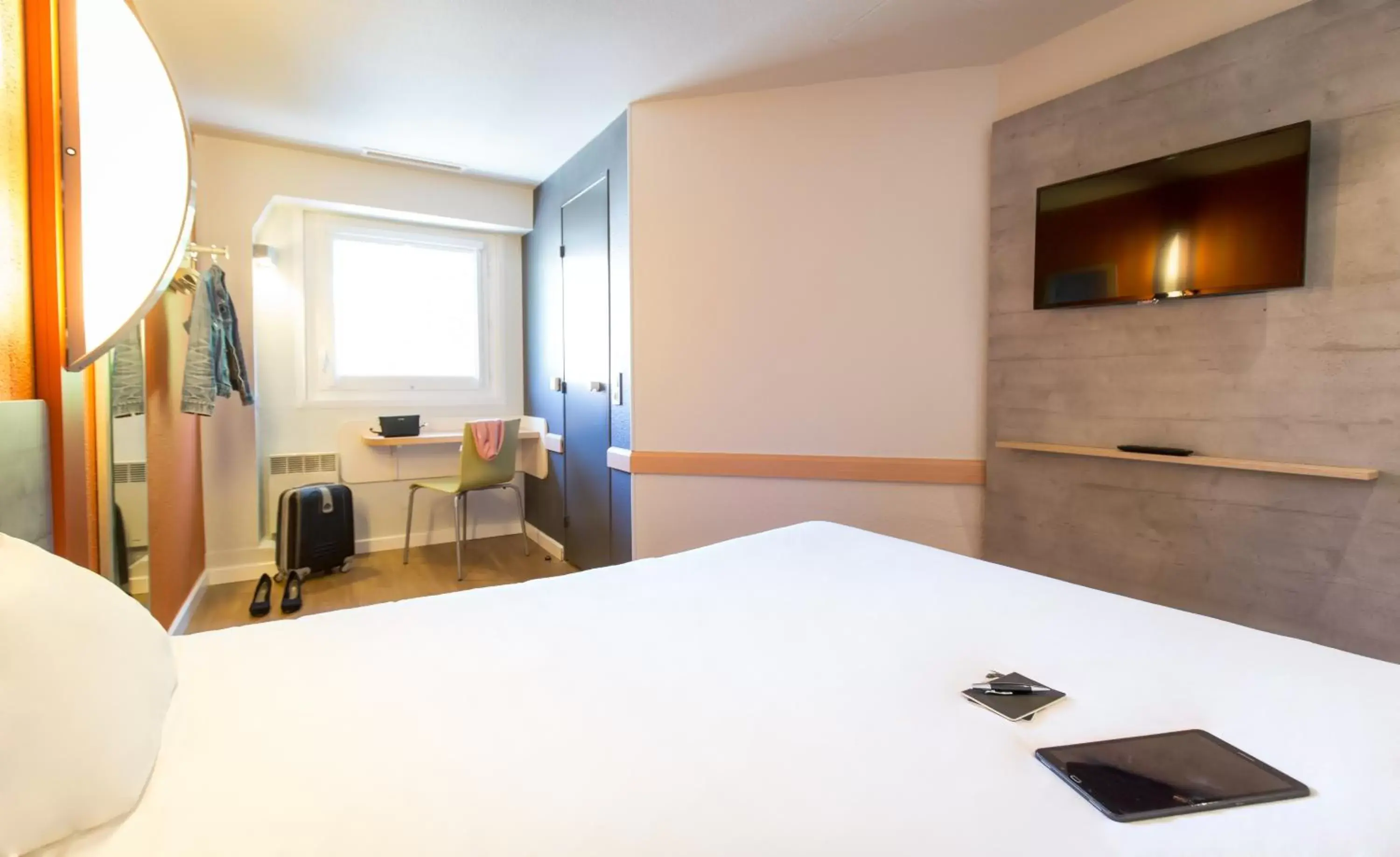 Bedroom, TV/Entertainment Center in ibis budget Vienne Sud