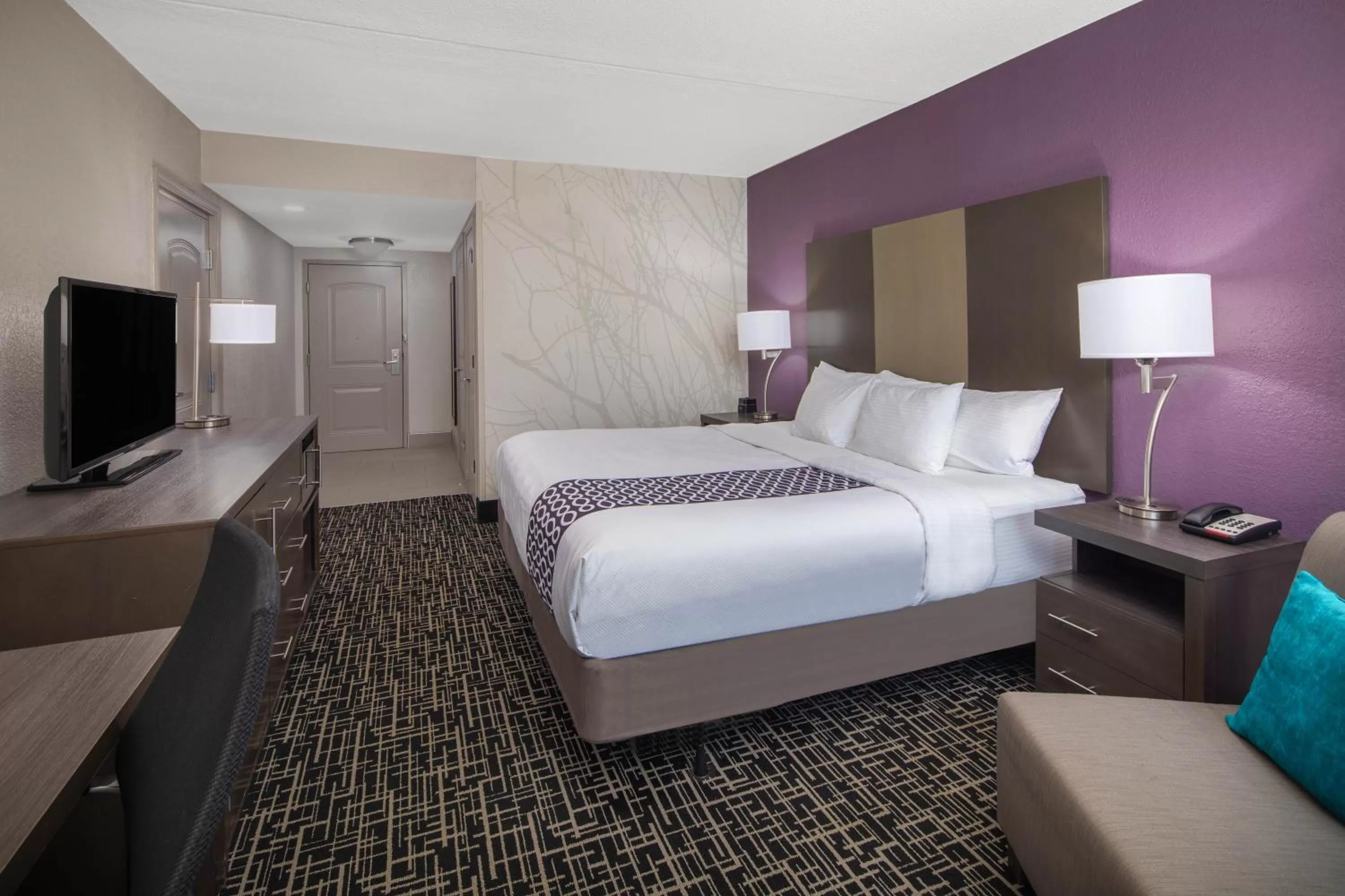 Photo of the whole room, Bed in La Quinta by Wyndham Chattanooga - East Ridge