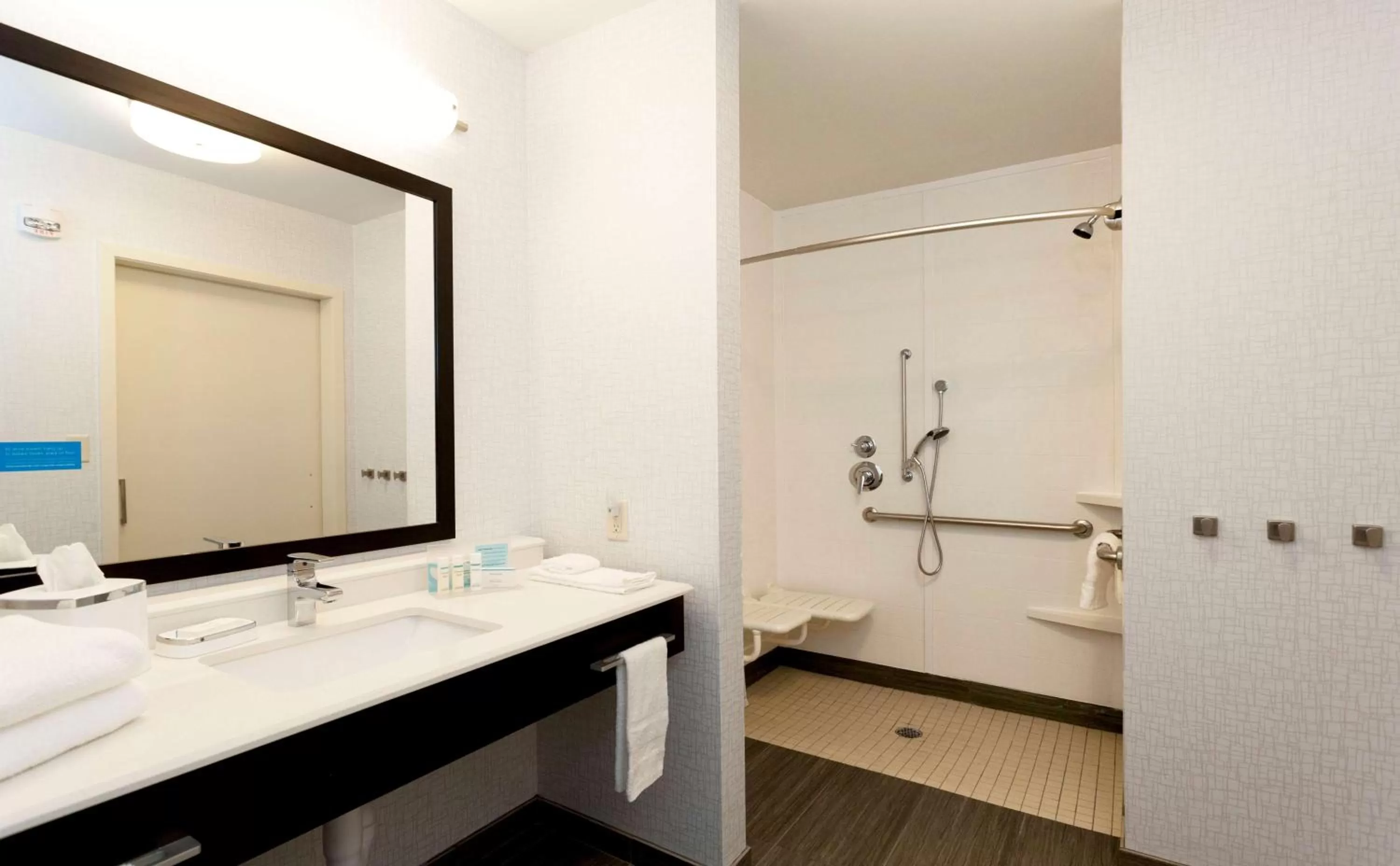 Bathroom in Hampton Inn & Suites Duluth North Mn