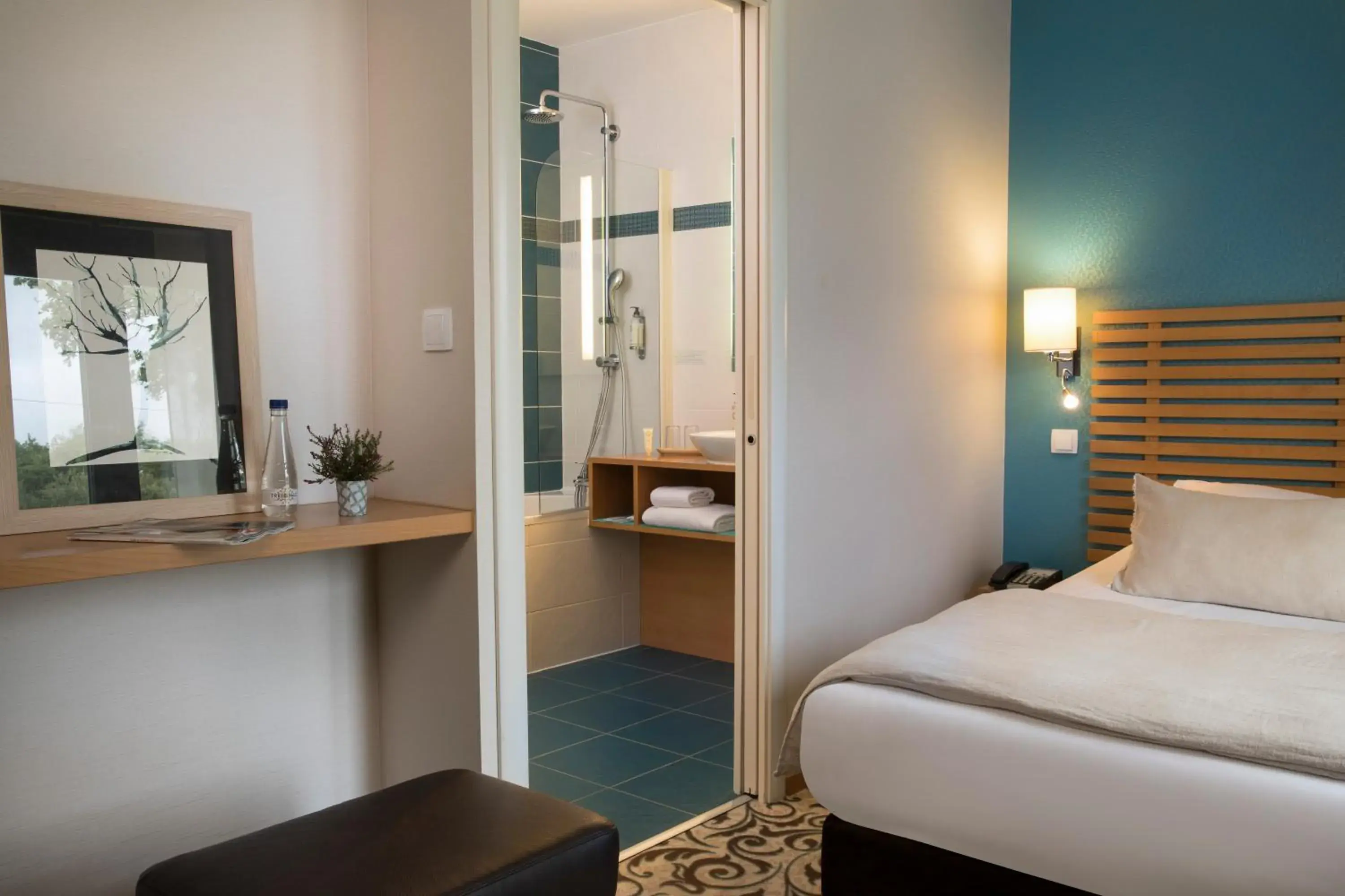 Bathroom, Bed in Best Western Plus Hotel De La Regate