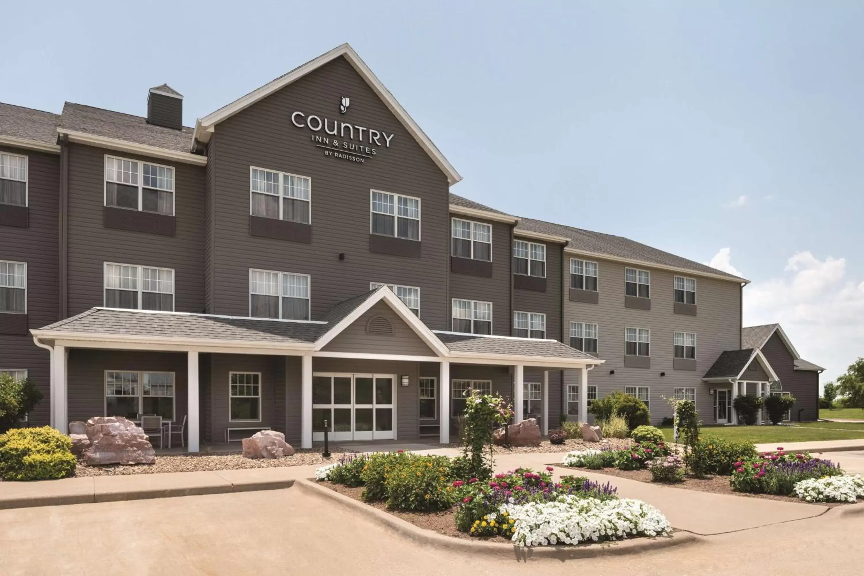 Property Building in Country Inn & Suites by Radisson, Pella, IA