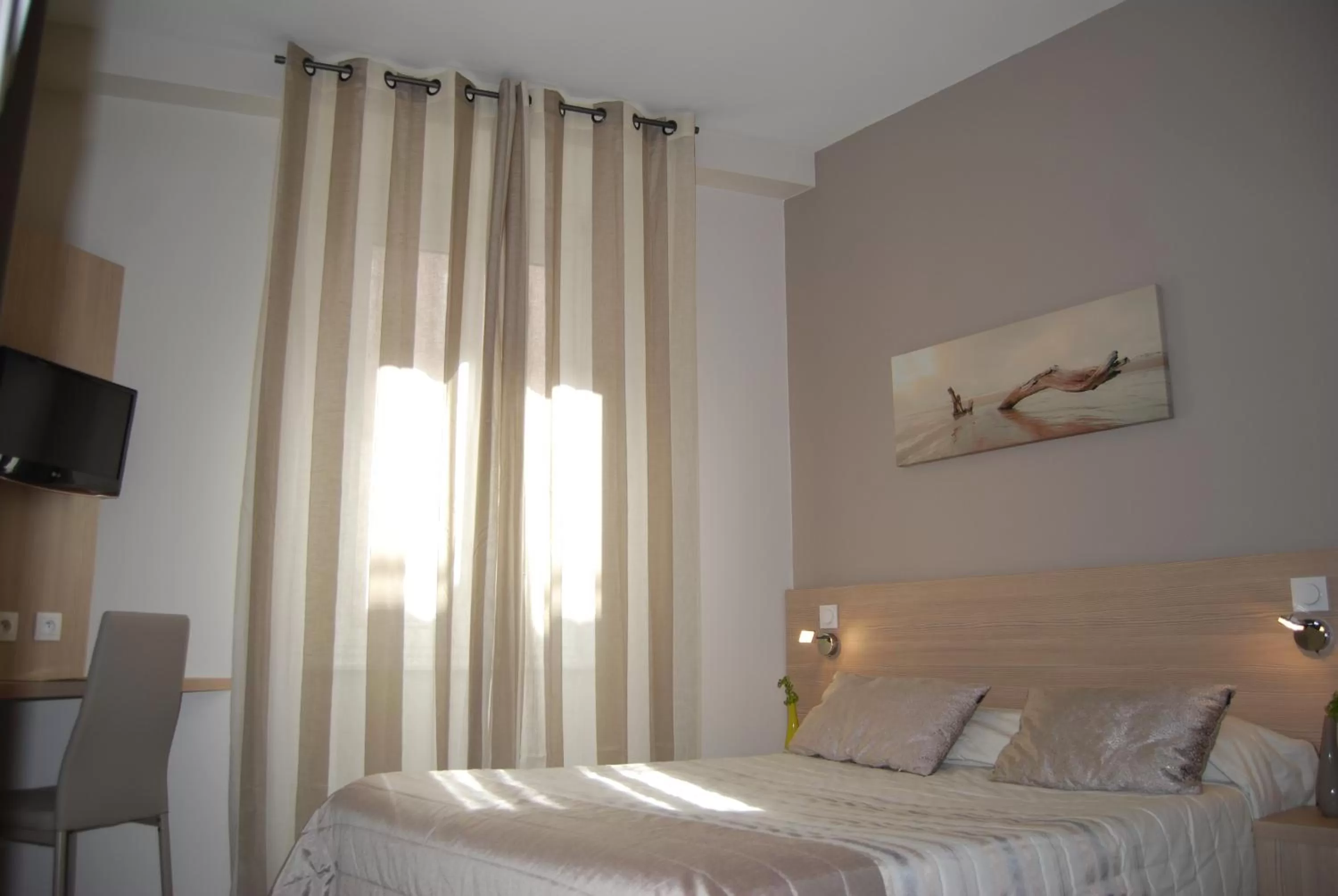 Property building, Bed in Logis Hôtel Restaurant du Midi - Rodez Centre