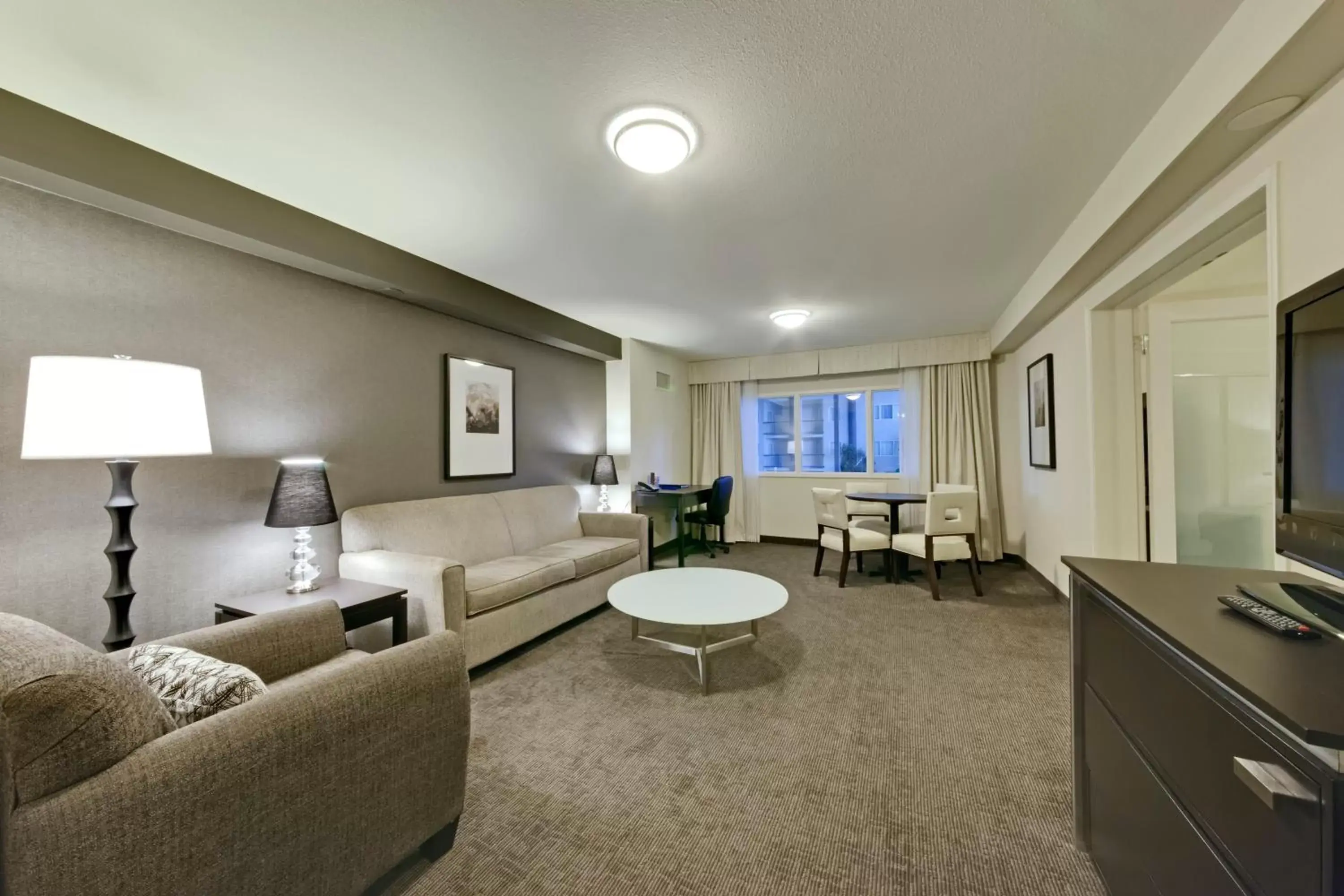 Living room, Seating Area in Coast Kamloops Hotel & Conference Centre