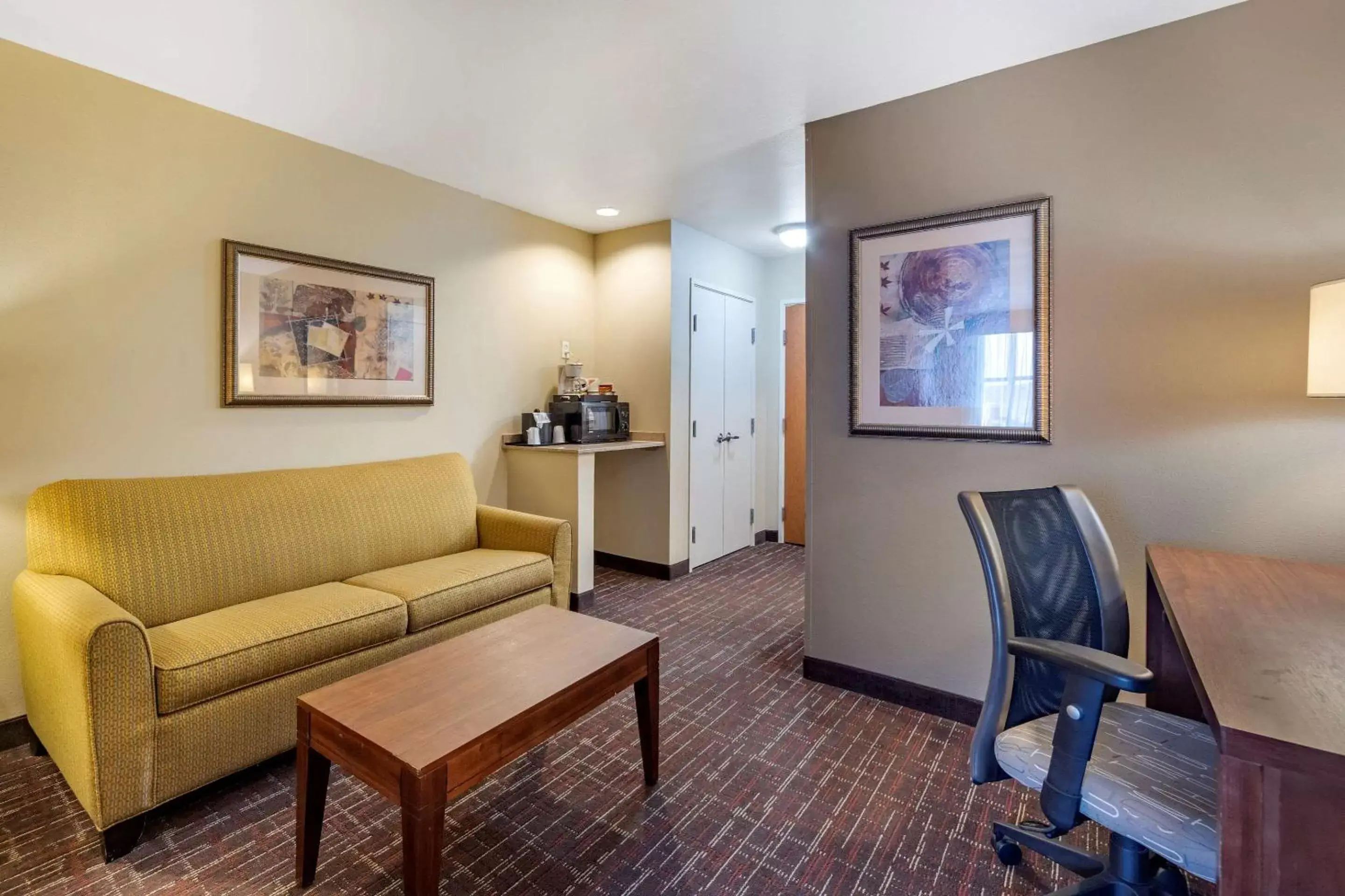 Photo of the whole room, Seating Area in Comfort Inn & Suites Shawnee North near I-40