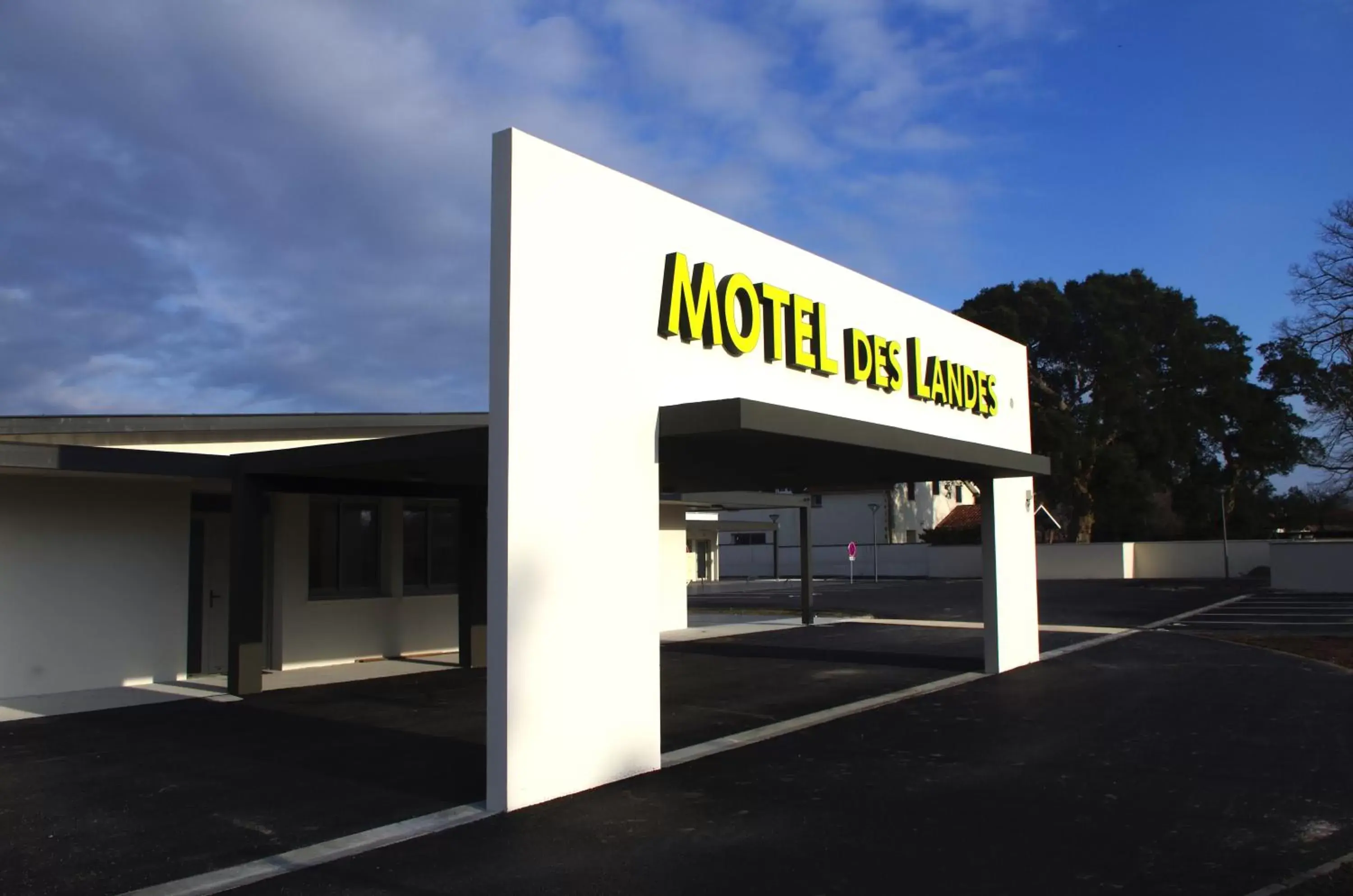 Logo/Certificate/Sign in Motel des Landes