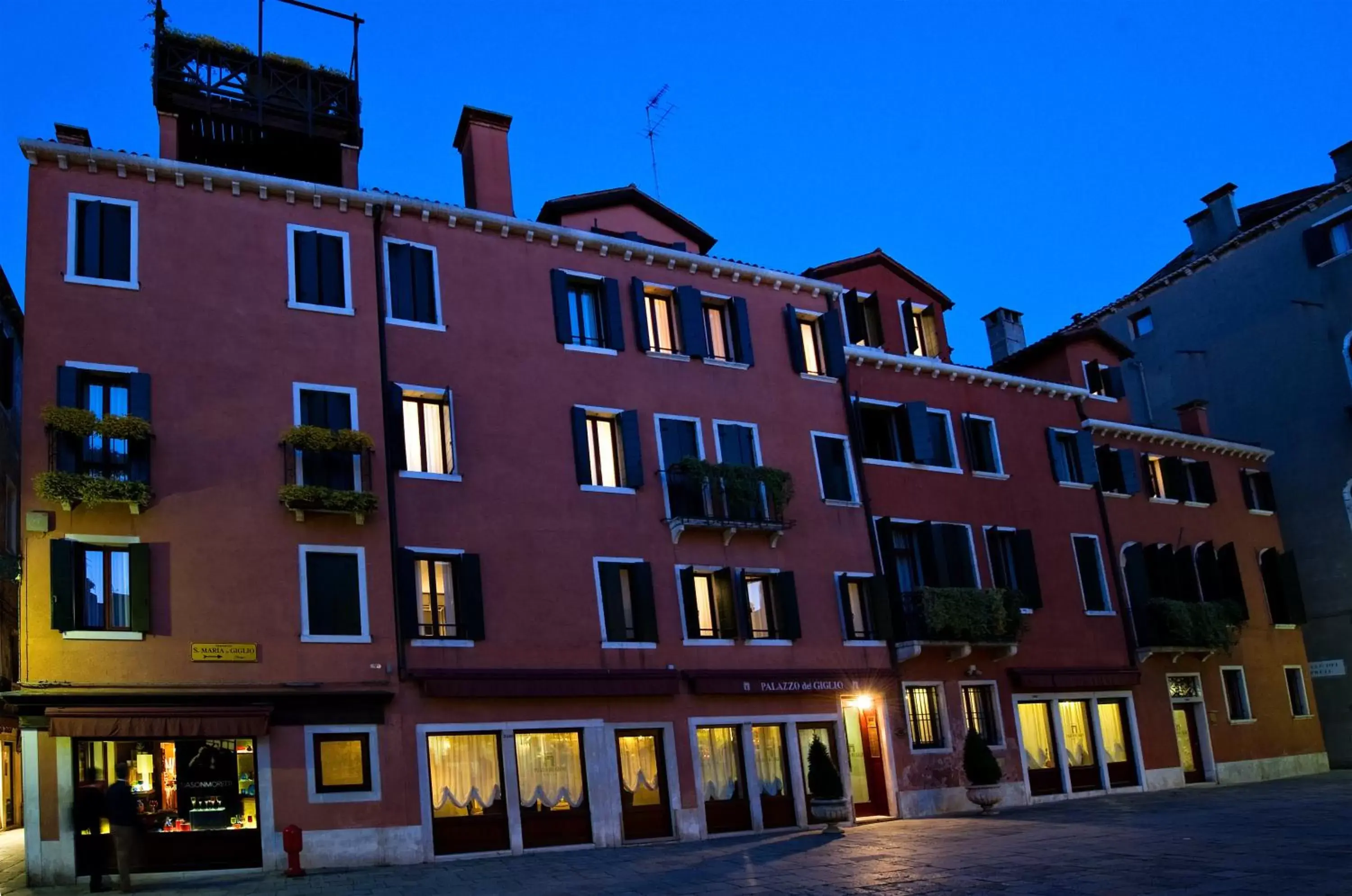 Facade/entrance, Property Building in Palazzo del Giglio