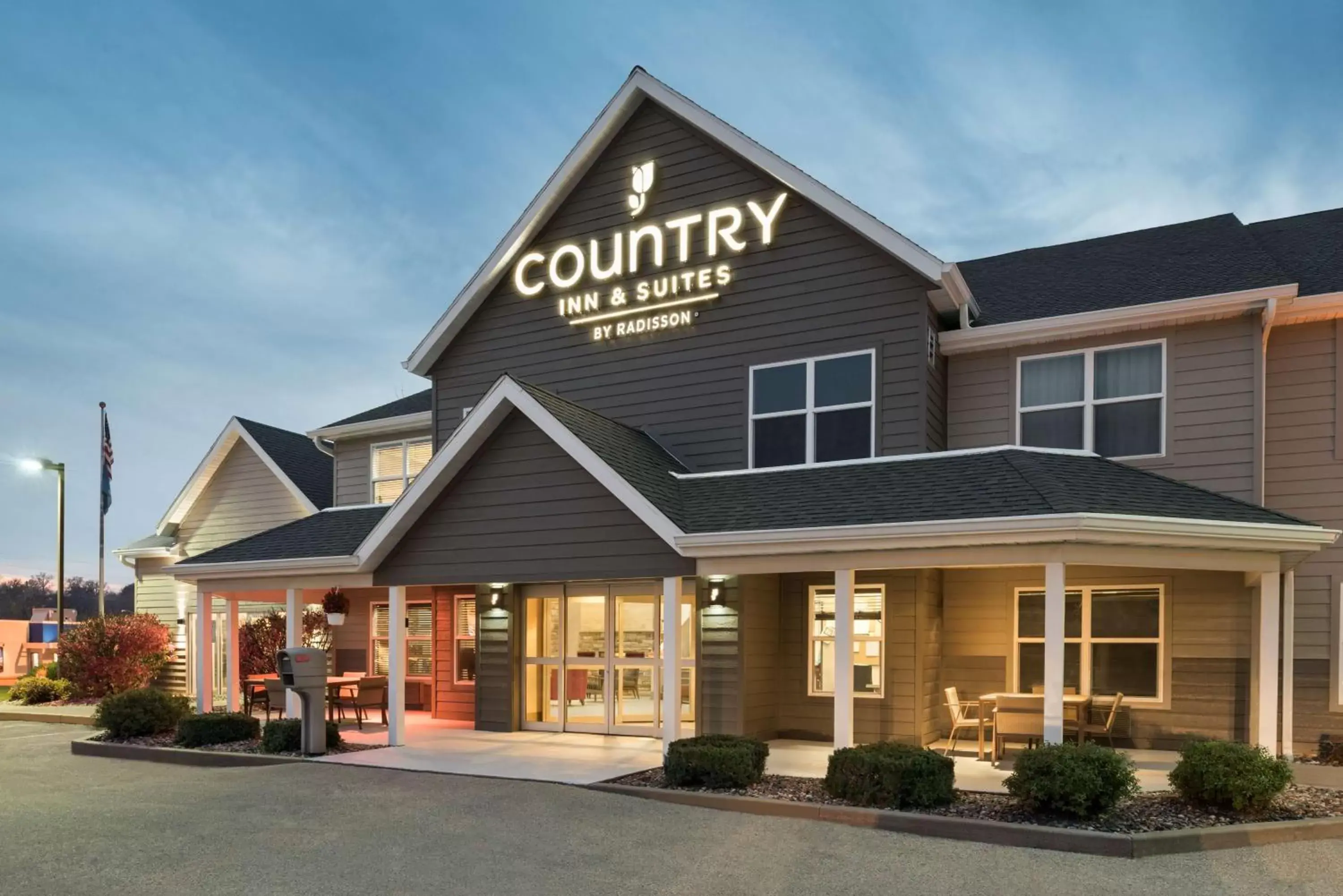 Property building in Country Inn & Suites by Radisson, Platteville, WI