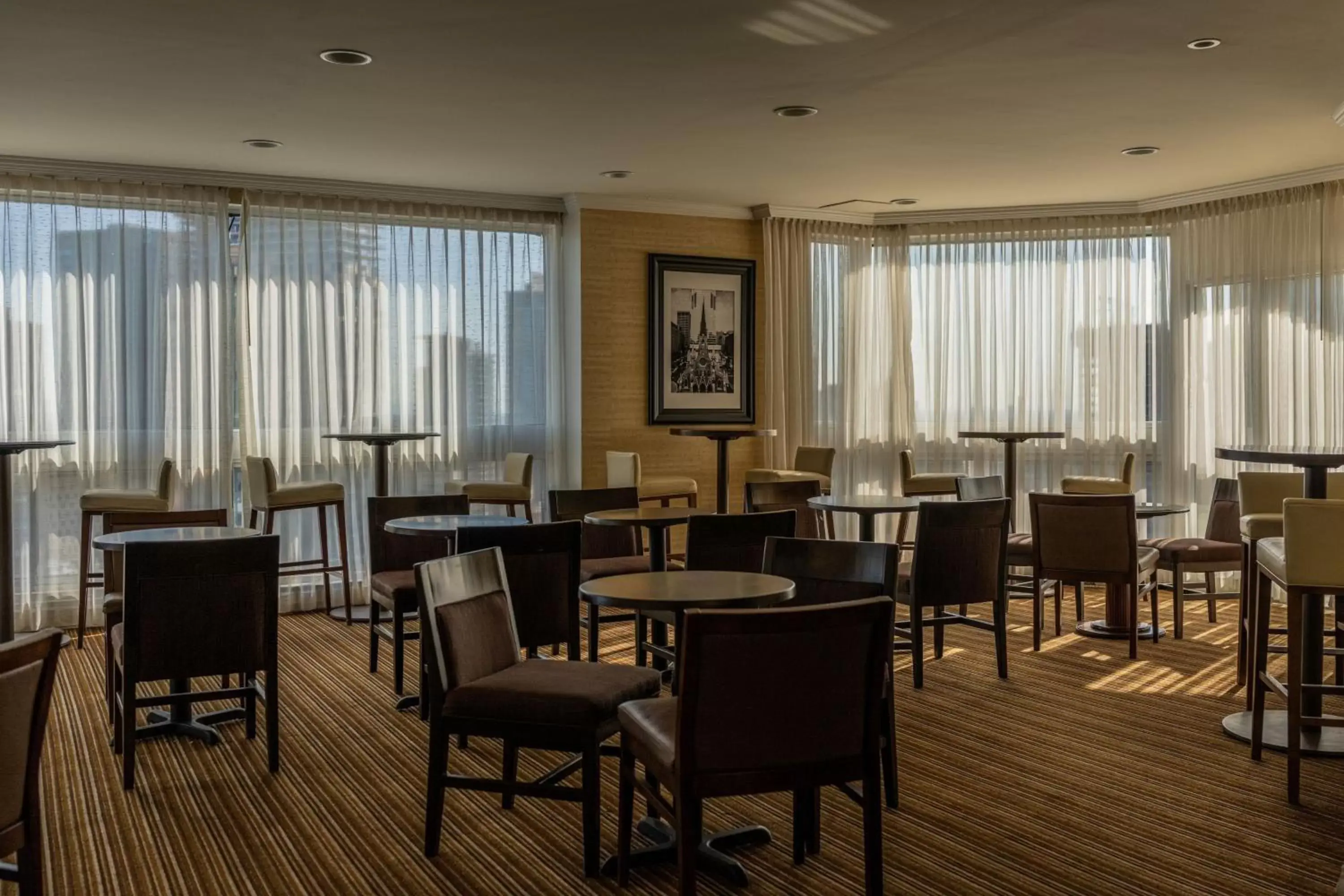 Lounge or bar, Restaurant/Places to Eat in Delta Hotels by Marriott Montreal