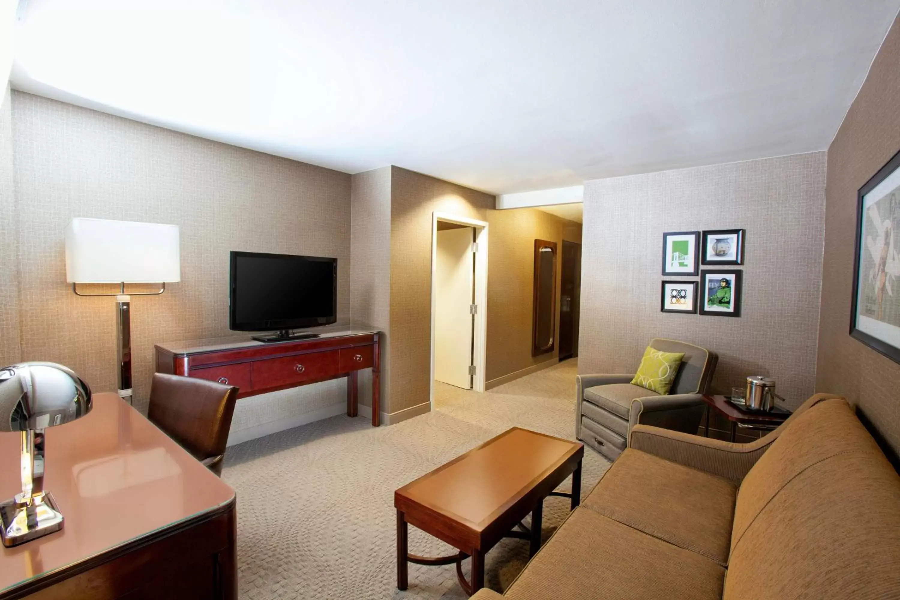 Photo of the whole room, Seating Area in Sheraton Pittsburgh Airport Hotel