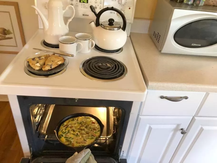 Breakfast in Rosemont B&B Cottages