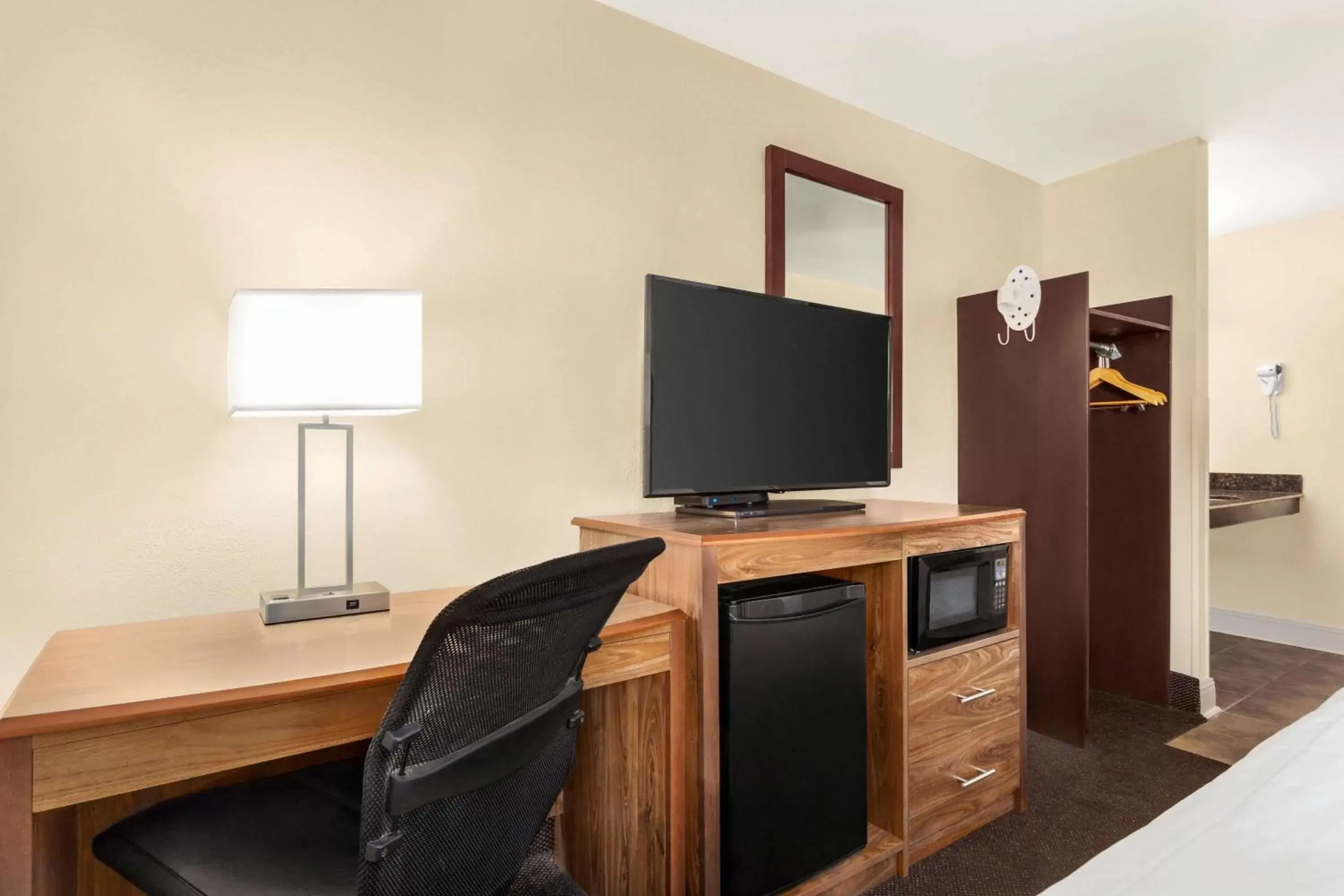 Bedroom, TV/Entertainment Center in Super 8 by Wyndham Nashville Airport North