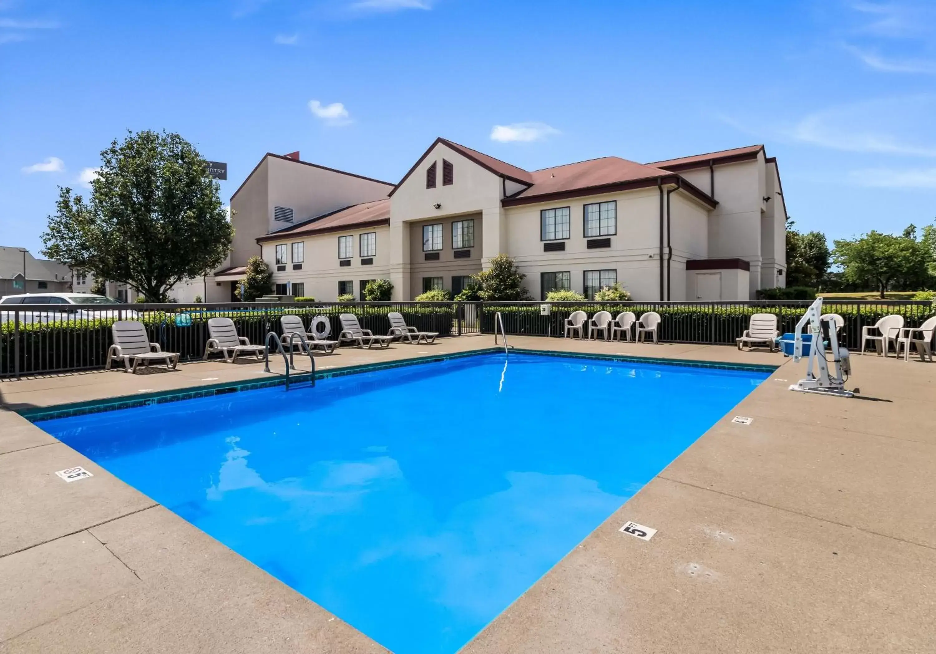 Swimming pool, Property Building in Red Roof Inn Murfreesboro