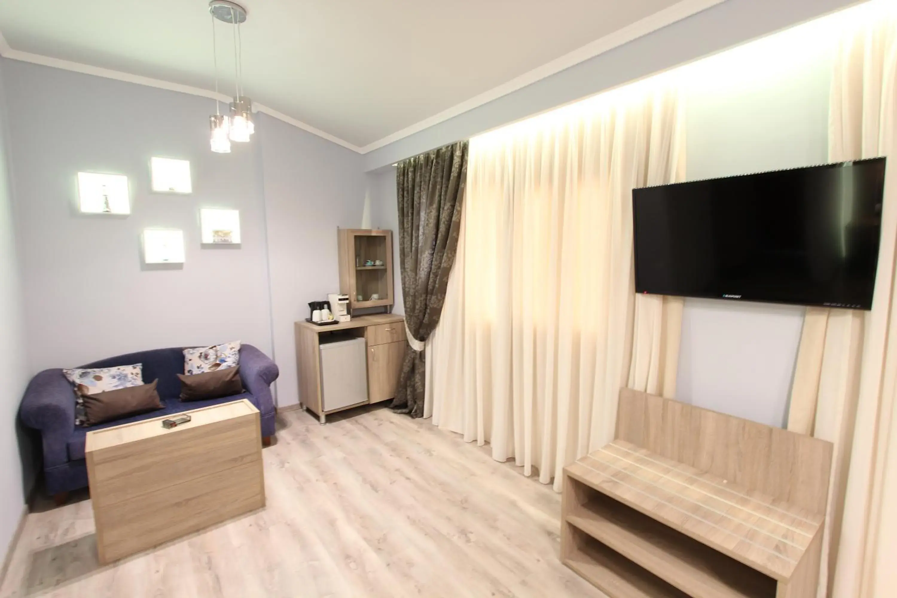 TV and multimedia, Room Photo in Hotel Mallas