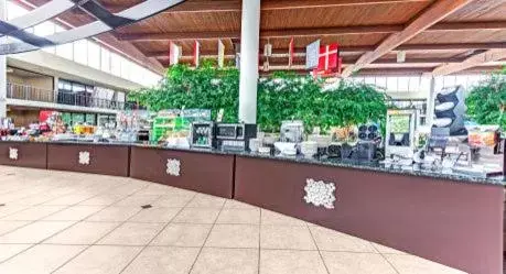 Food and drinks in Wyndham Garden Detroit Metro Airport
