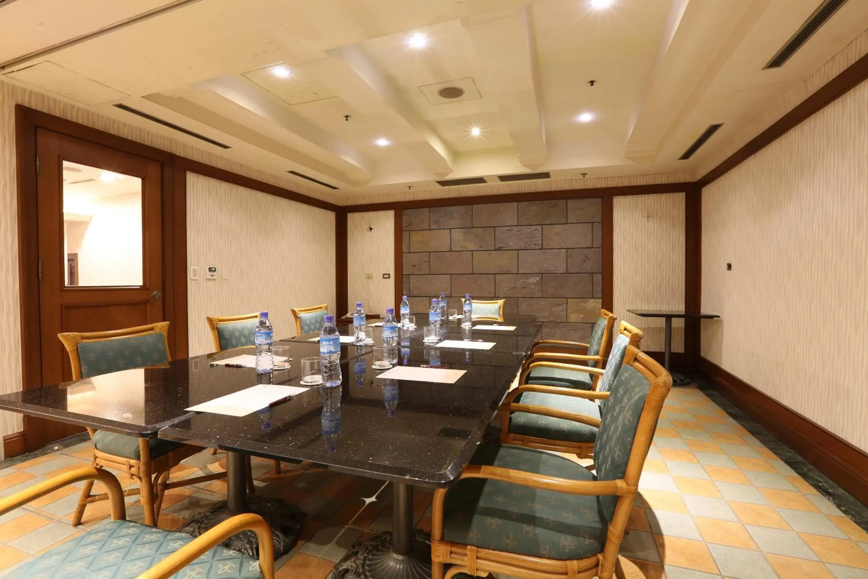 Business facilities in Wei-Yat Grand Hotel