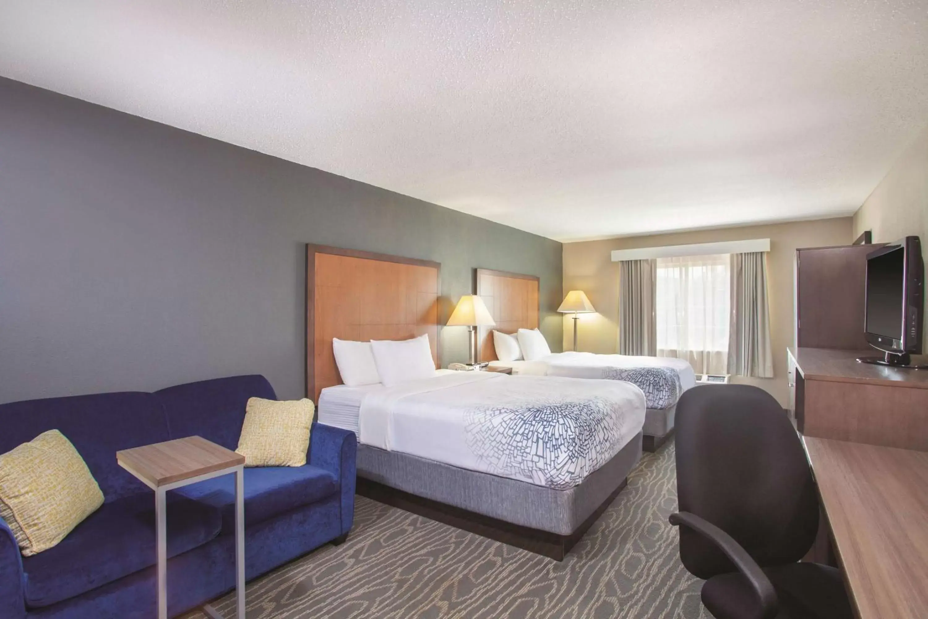 Photo of the whole room, Bed in La Quinta Inn by Wyndham Richmond South