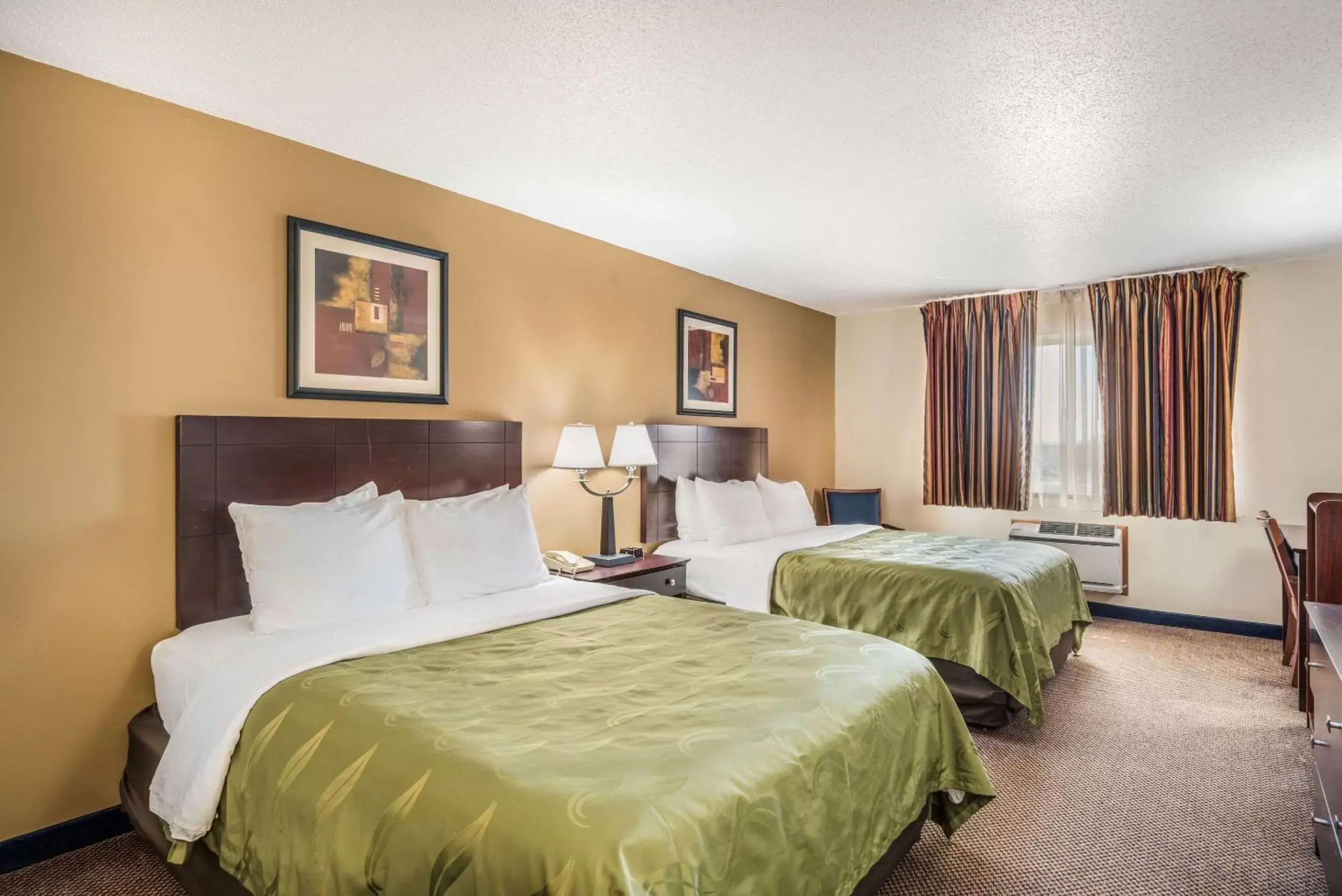 Photo of the whole room, Bed in Quality Inn & Suites Eldridge Davenport North