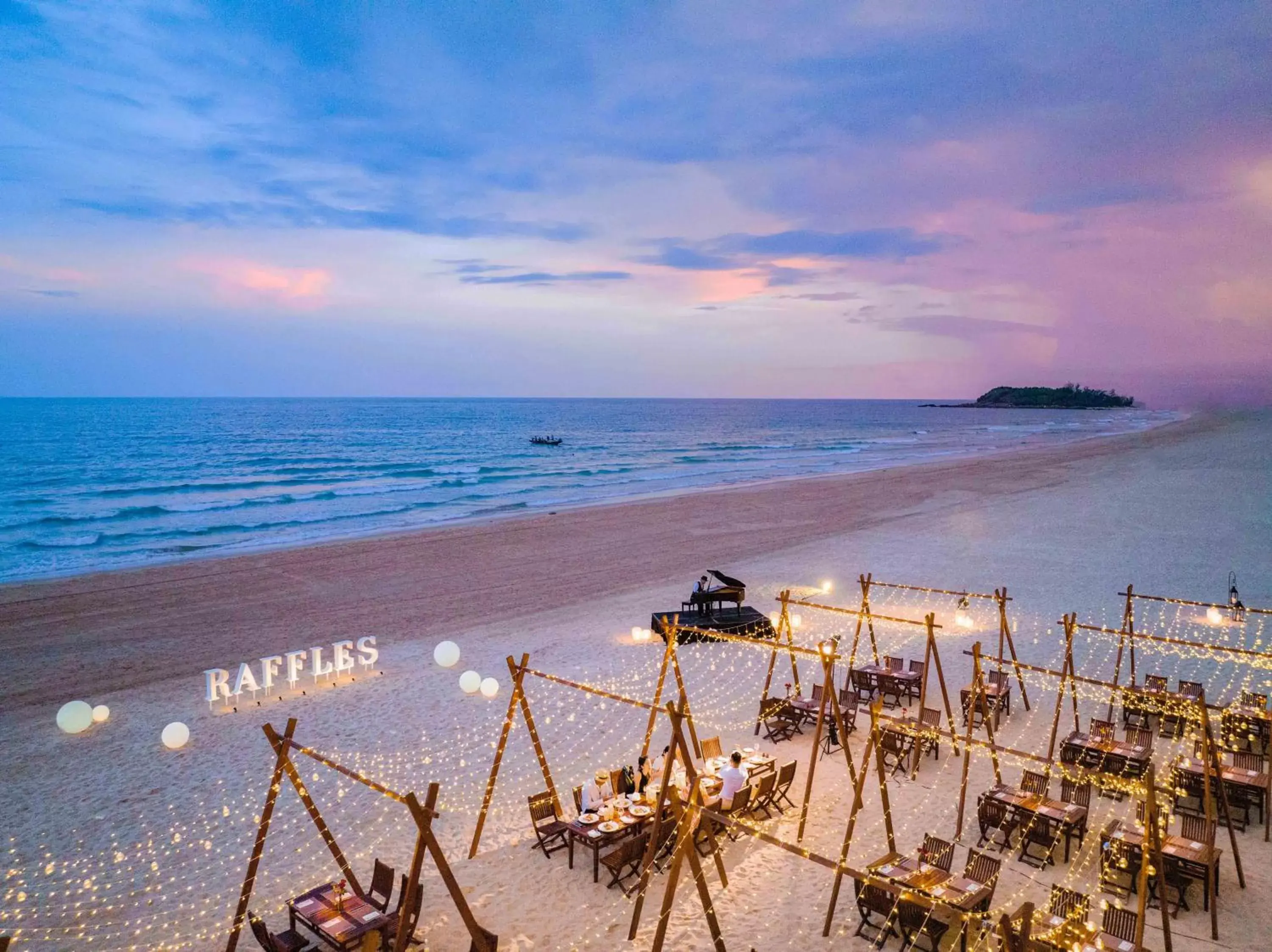 Restaurant/places to eat, Beach in Raffles Hainan Clear Water Bay