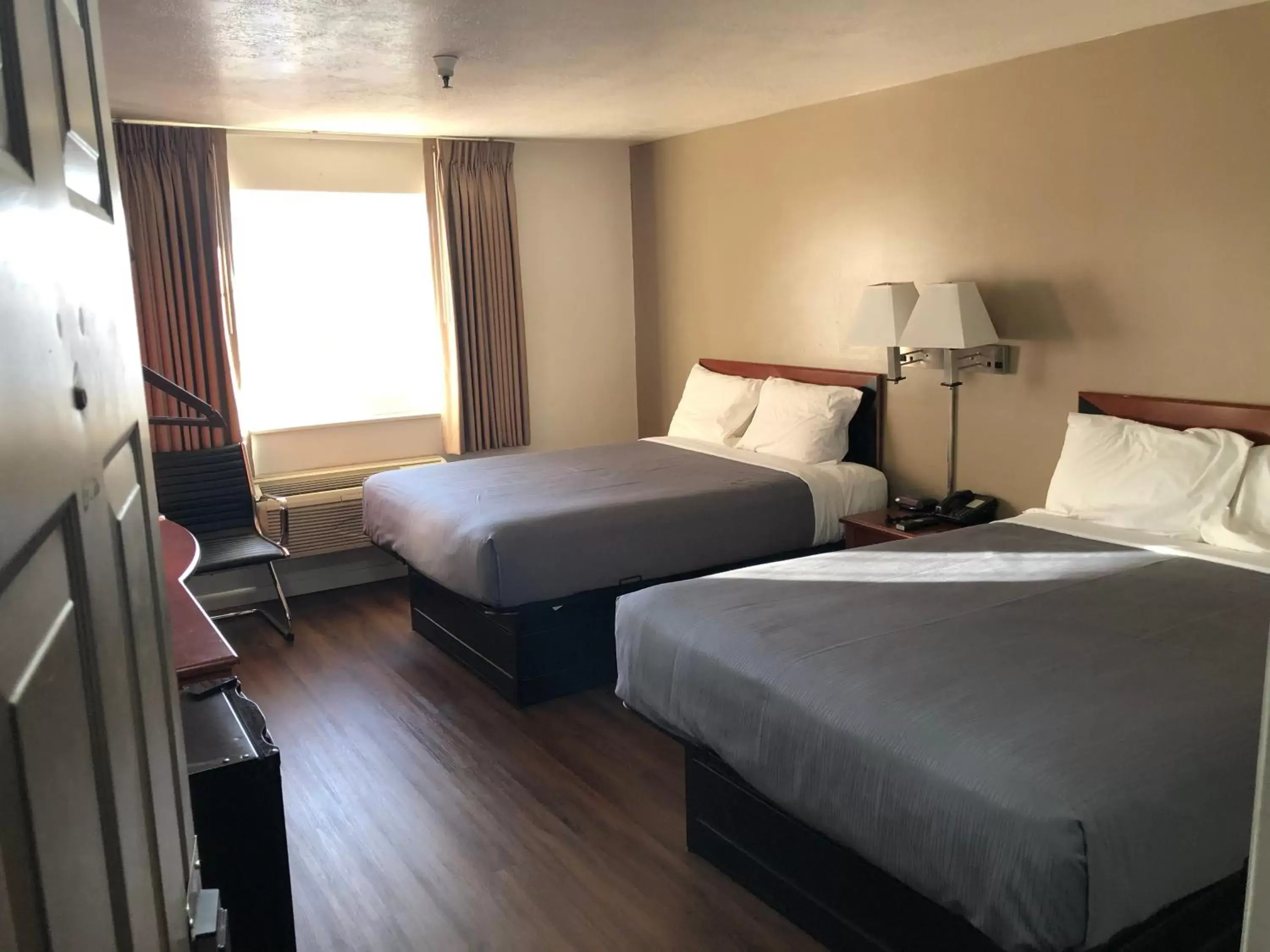 Bed in Ameri-Stay Inn & Suites