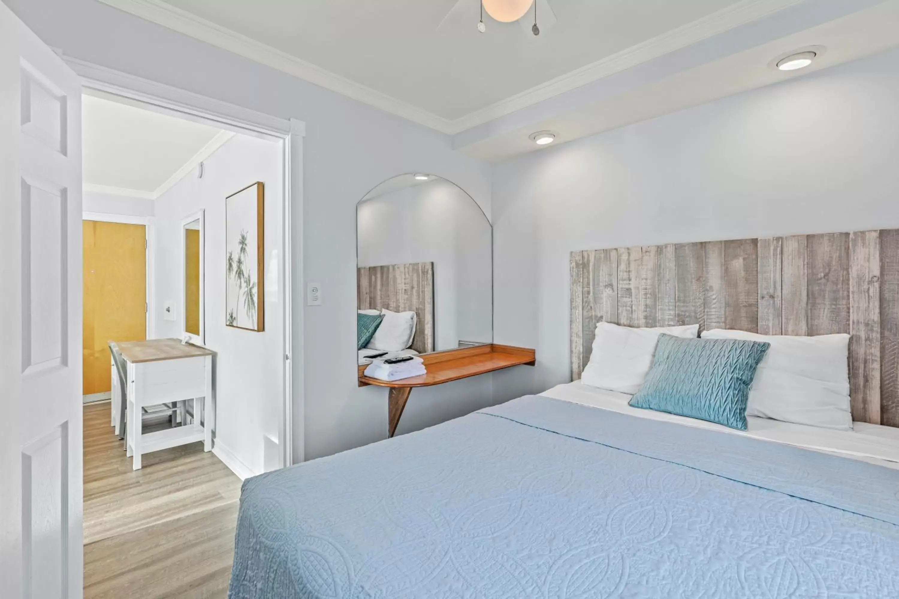 Bedroom, Bed in Ocean Lodge Santa Monica Beach Hotel