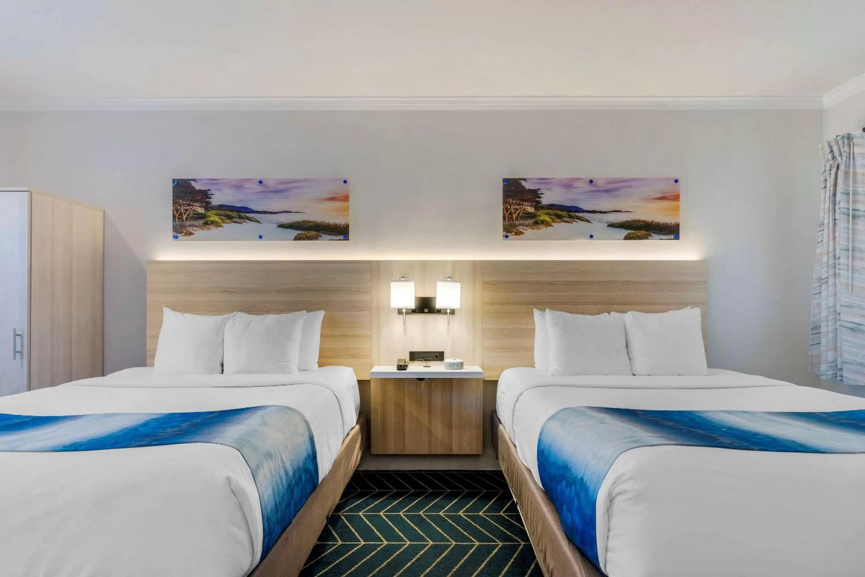 Bedroom, Bed in Comfort Inn Carmel By the Sea