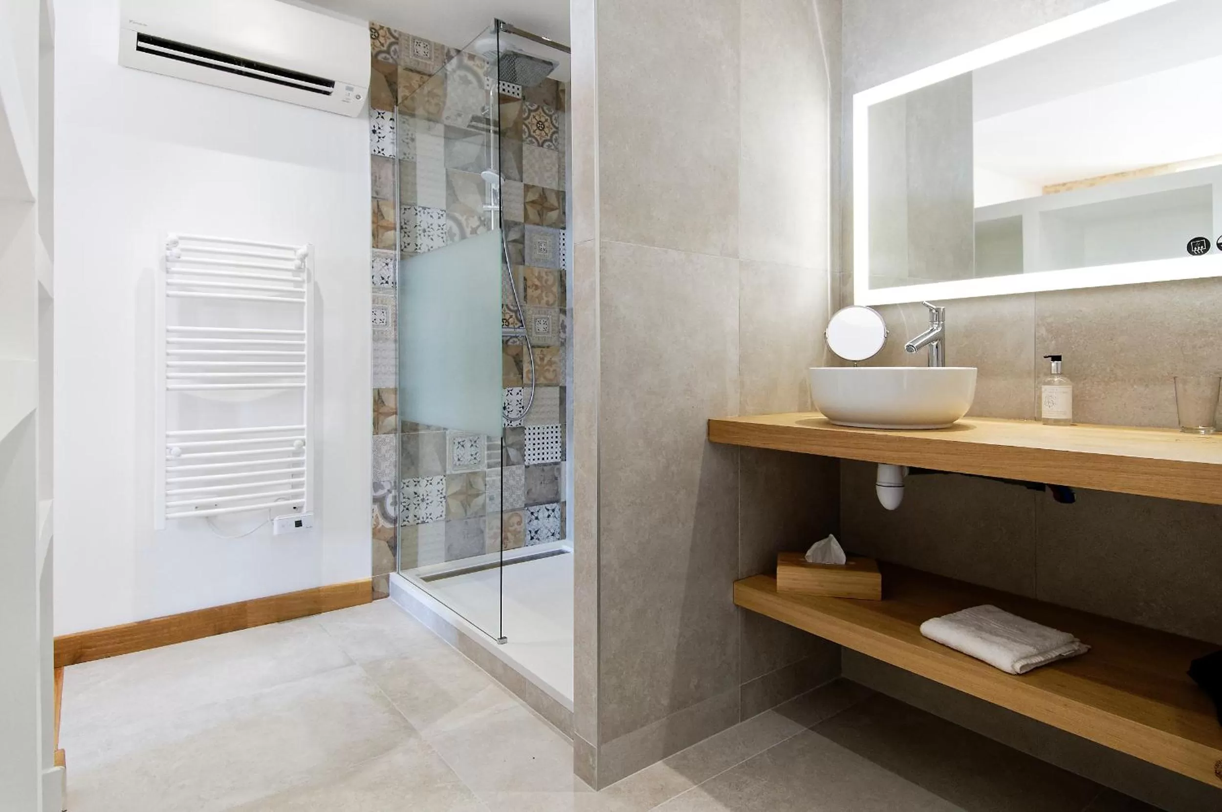 Shower in CHATEAU CROIX DE LABRIE