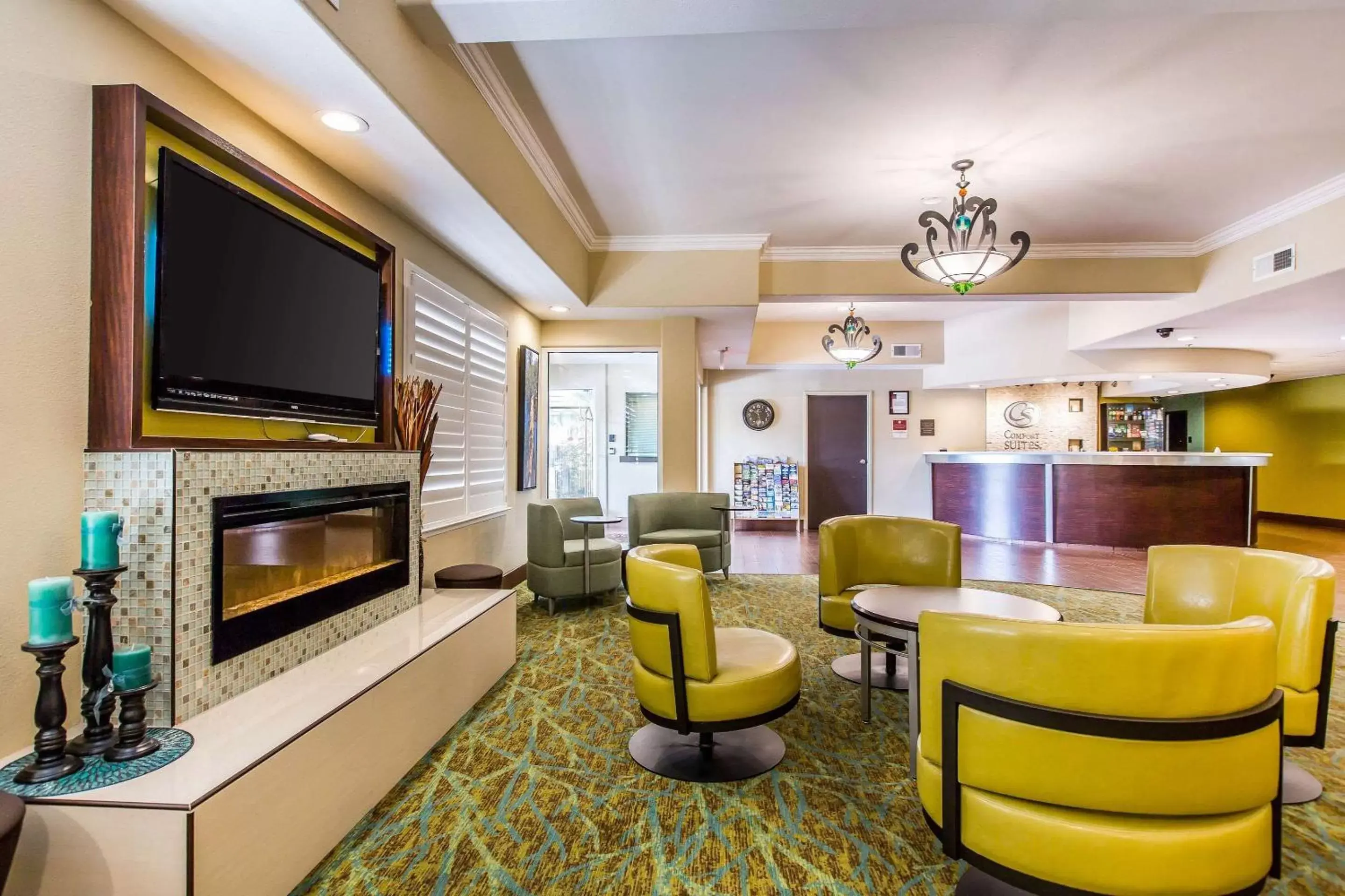 Lobby or reception, Lounge/Bar in Comfort Suites Fresno River Park