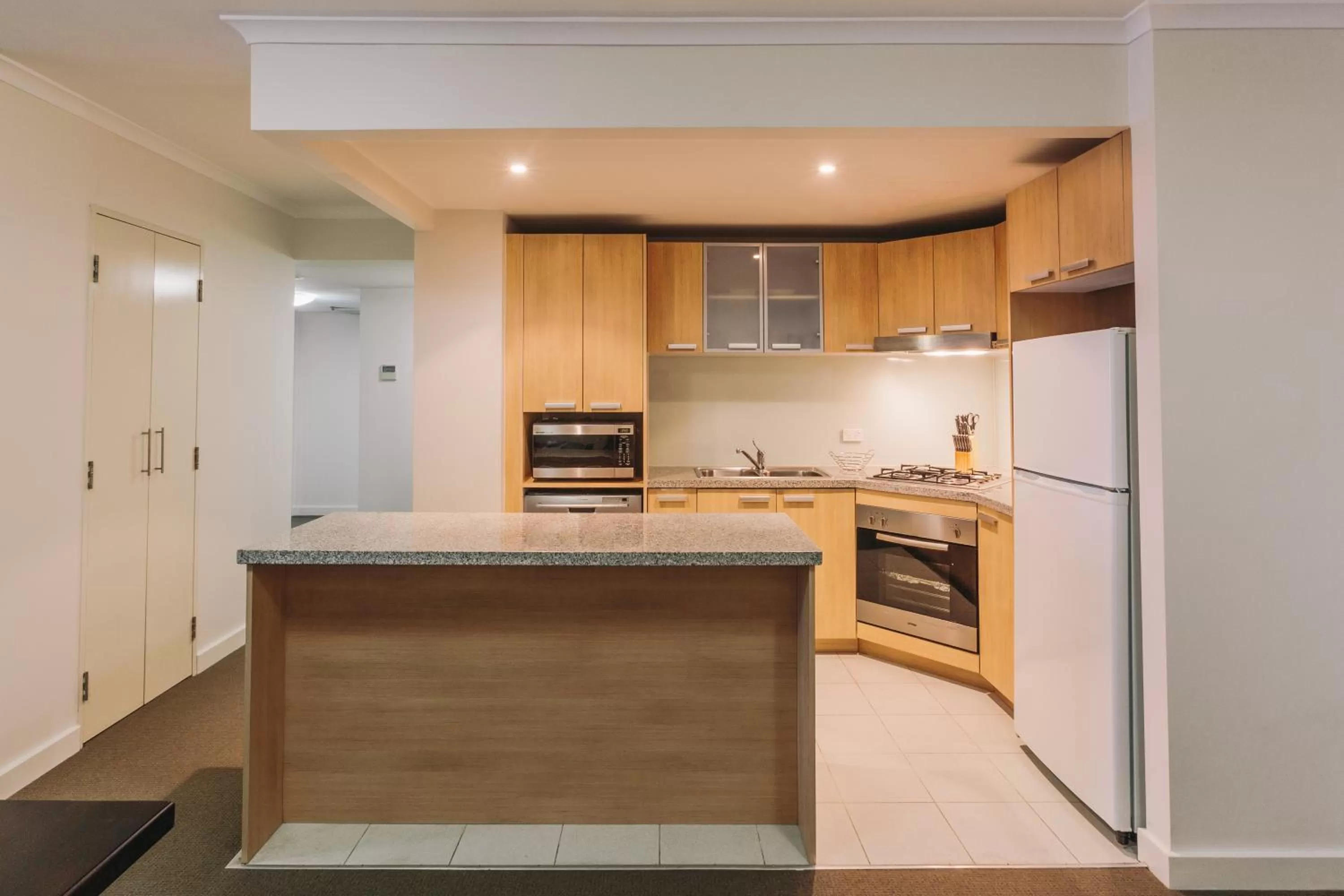 Kitchen or kitchenette in Newcastle Central Plaza Apartment Hotel Official