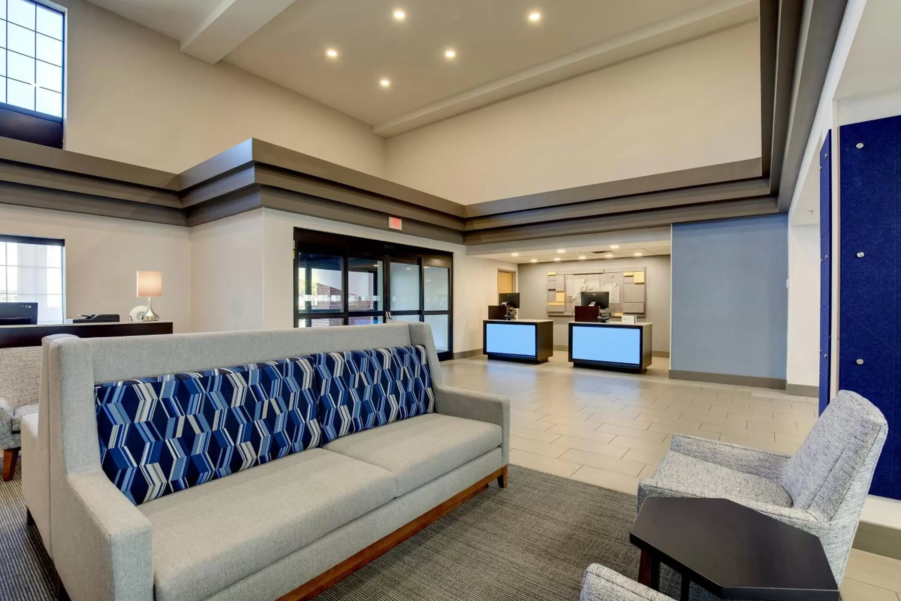 Property building, Seating Area in Holiday Inn Express I-95 Capitol Beltway - Largo, an IHG Hotel