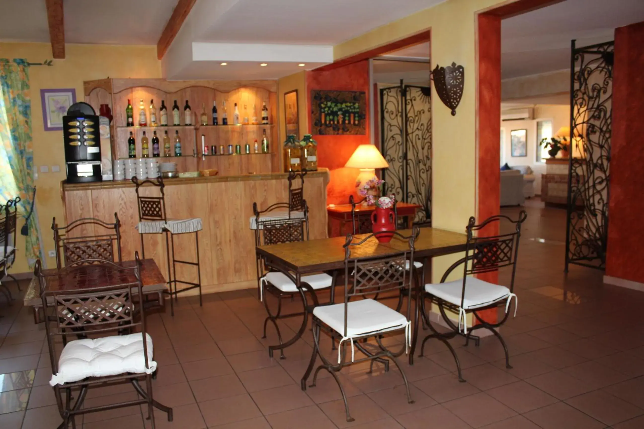 Lounge or bar, Restaurant/Places to Eat in Hôtel Le Clos des Pins