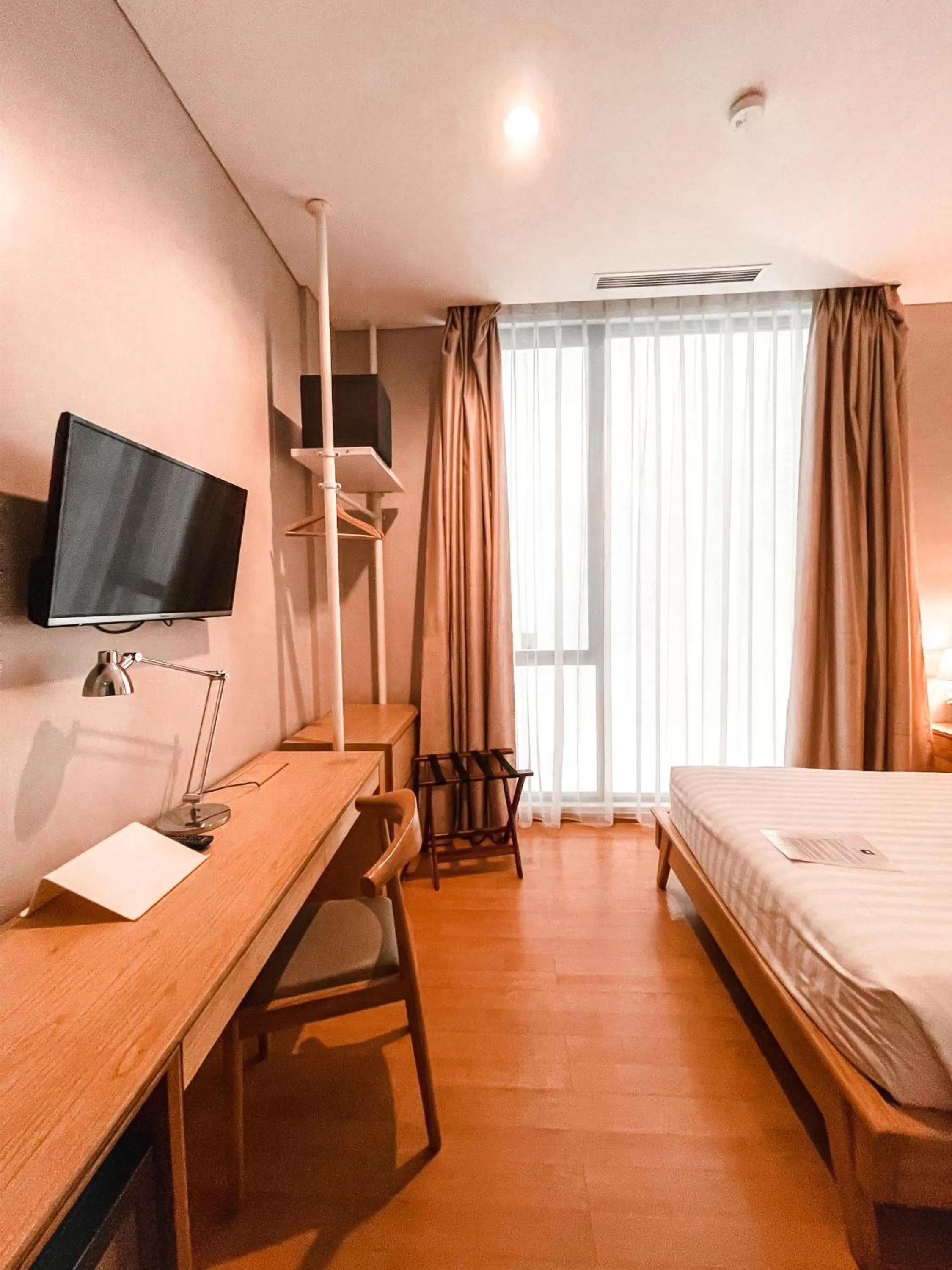Bathroom, Bed in White Tree Residence