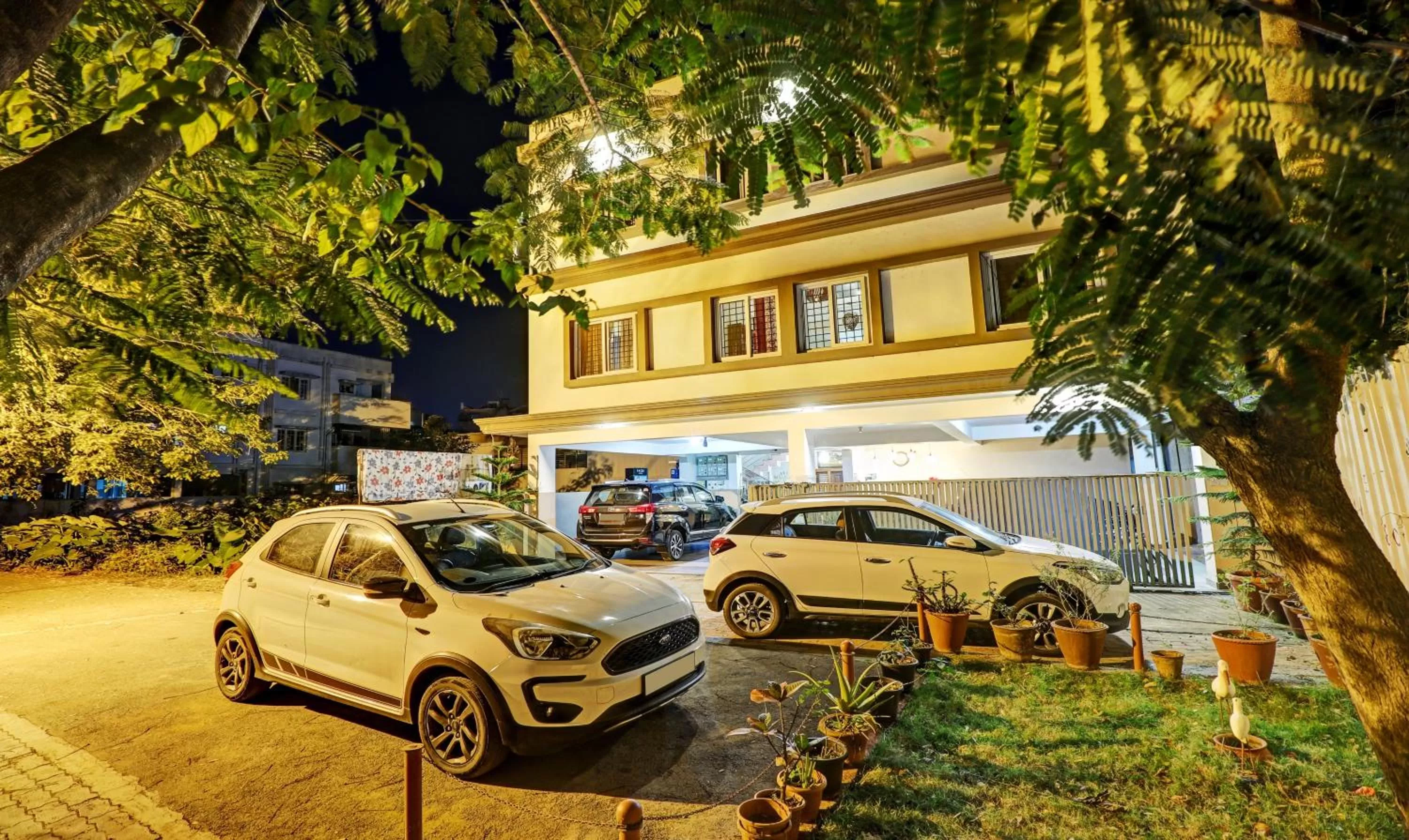 Property Building in Itsy By Treebo - Colors Stay