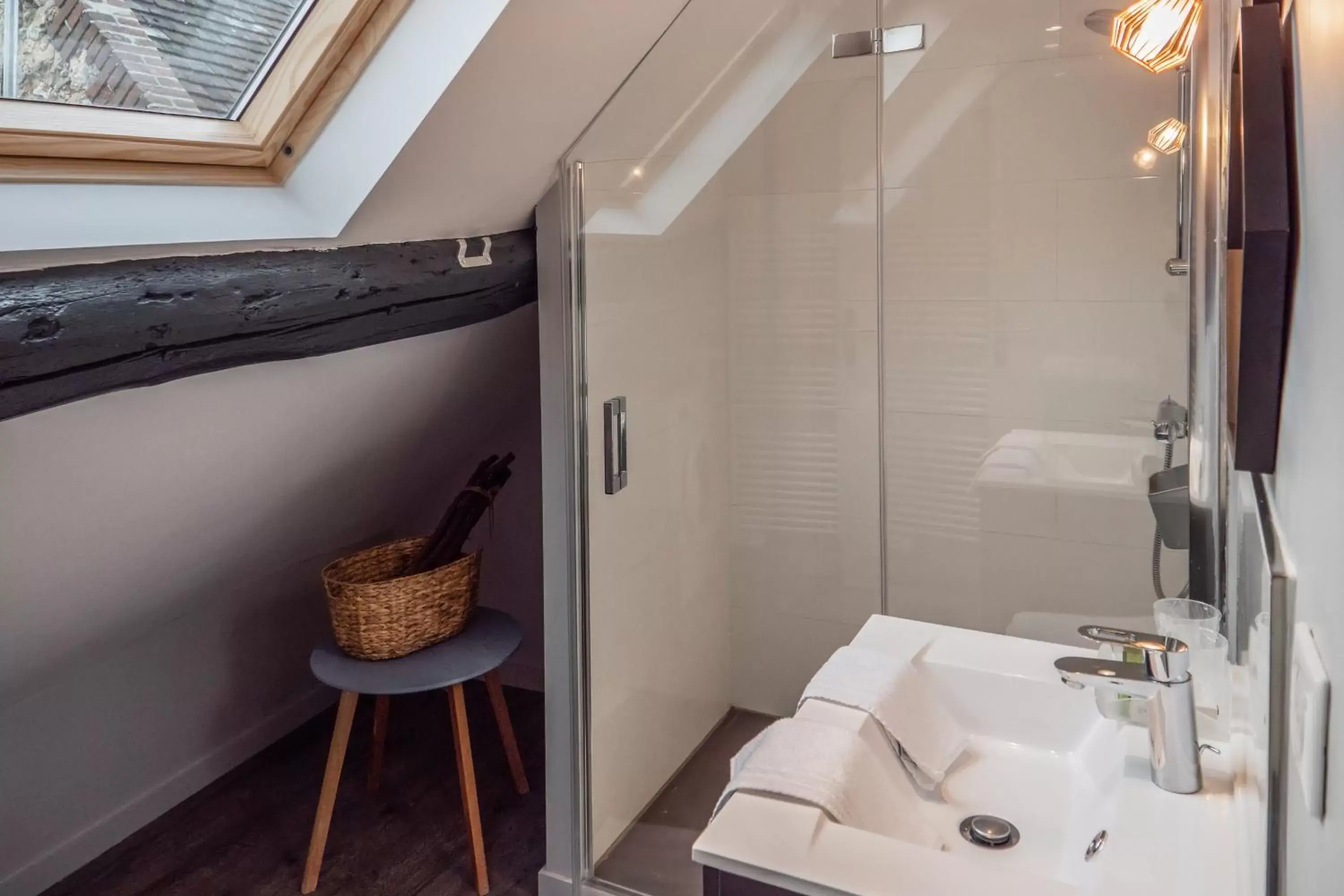 Bathroom in LOGIS Hotel-Restaurant Le Relais d'Aligre