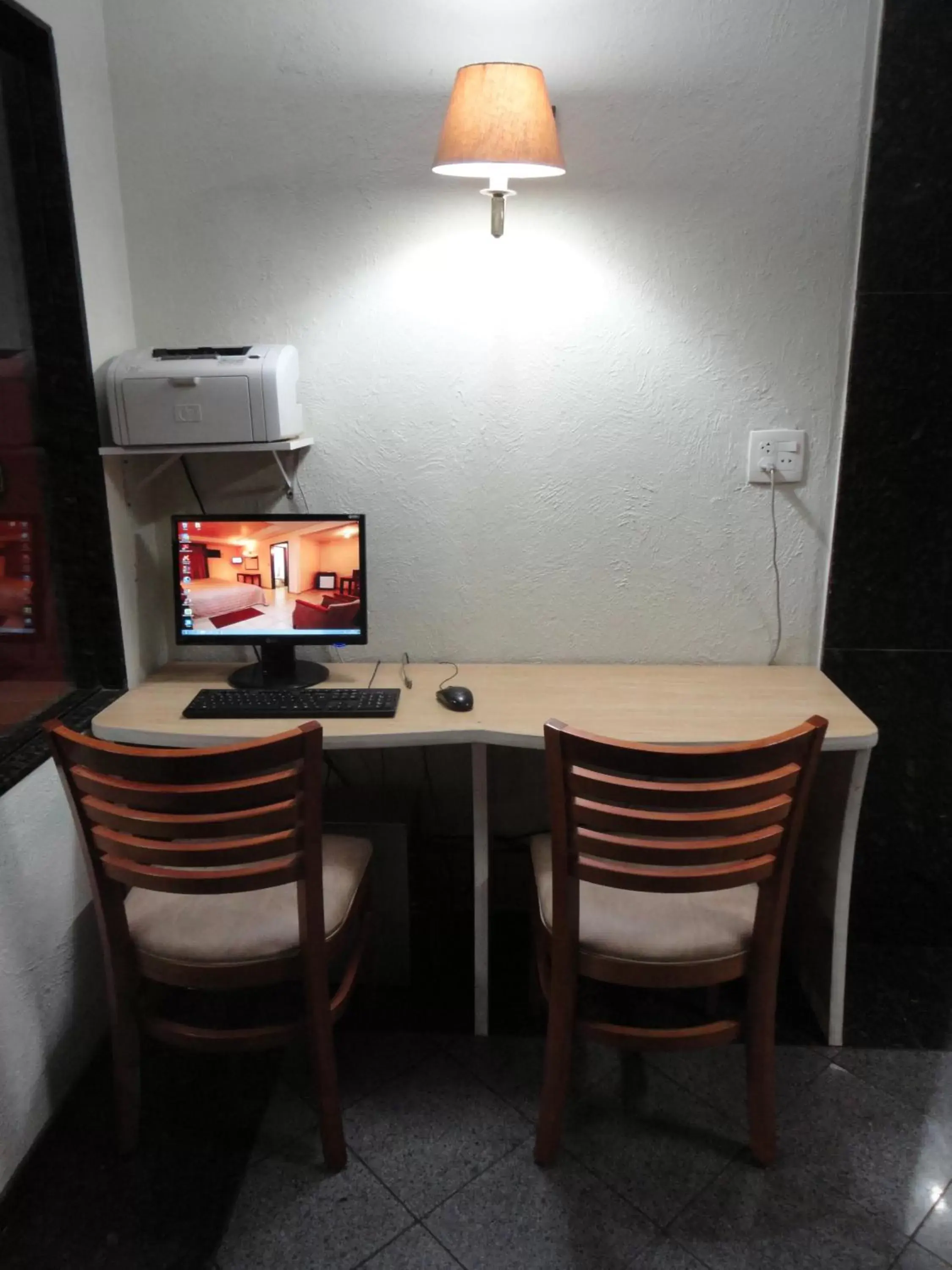 Business facilities, TV/Entertainment Center in Hotel Columbia