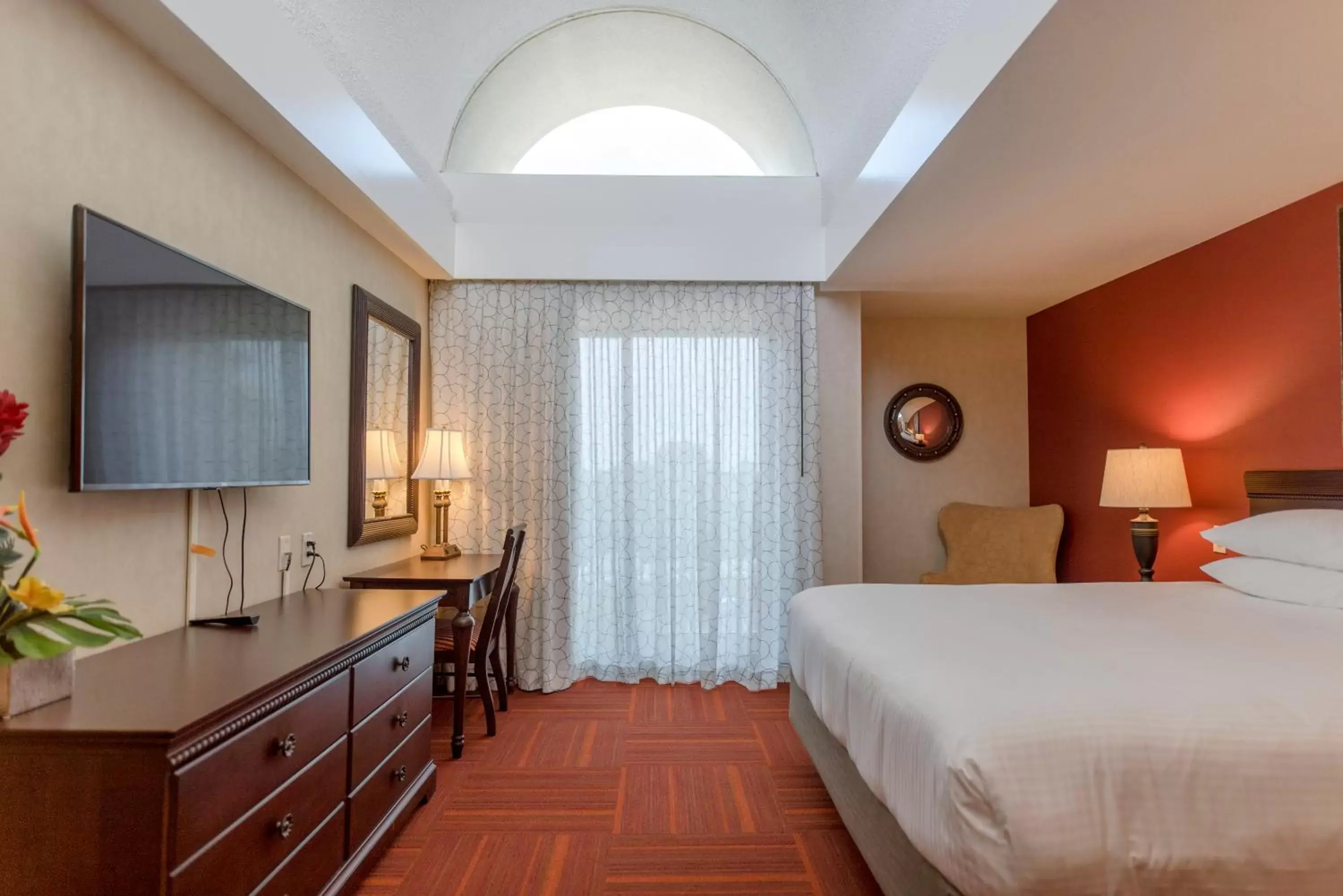 King Bed, One-Bedroom Suite, Park View, Building 1, Non-Smoking in Howard Johnson by Wyndham Anaheim Hotel and Water Playground King Bed, One-Bedroom Suite, Park View, Building 1, Non-Smoking in Howard Johnson by Wyndham Anaheim Hotel and Water Playground